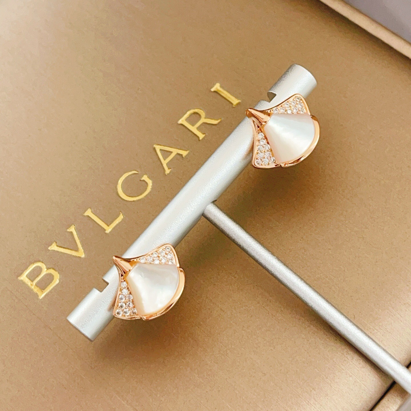 【BVLGARI宝格丽最新款🆕🆕玫瑰金镶钻白贝裙子耳钉】一致官网黄铜材质，非常的上镜‼️设计很特别值得入