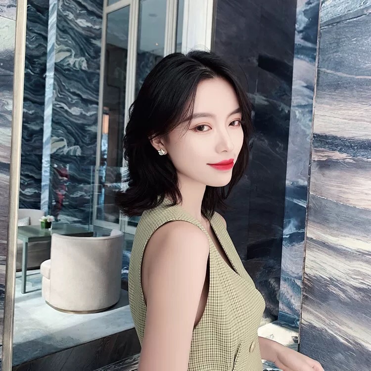 【BVLGARI宝格丽最新款🆕🆕玫瑰金镶钻白贝裙子耳钉】一致官网黄铜材质，非常的上镜‼️设计很特别值得入