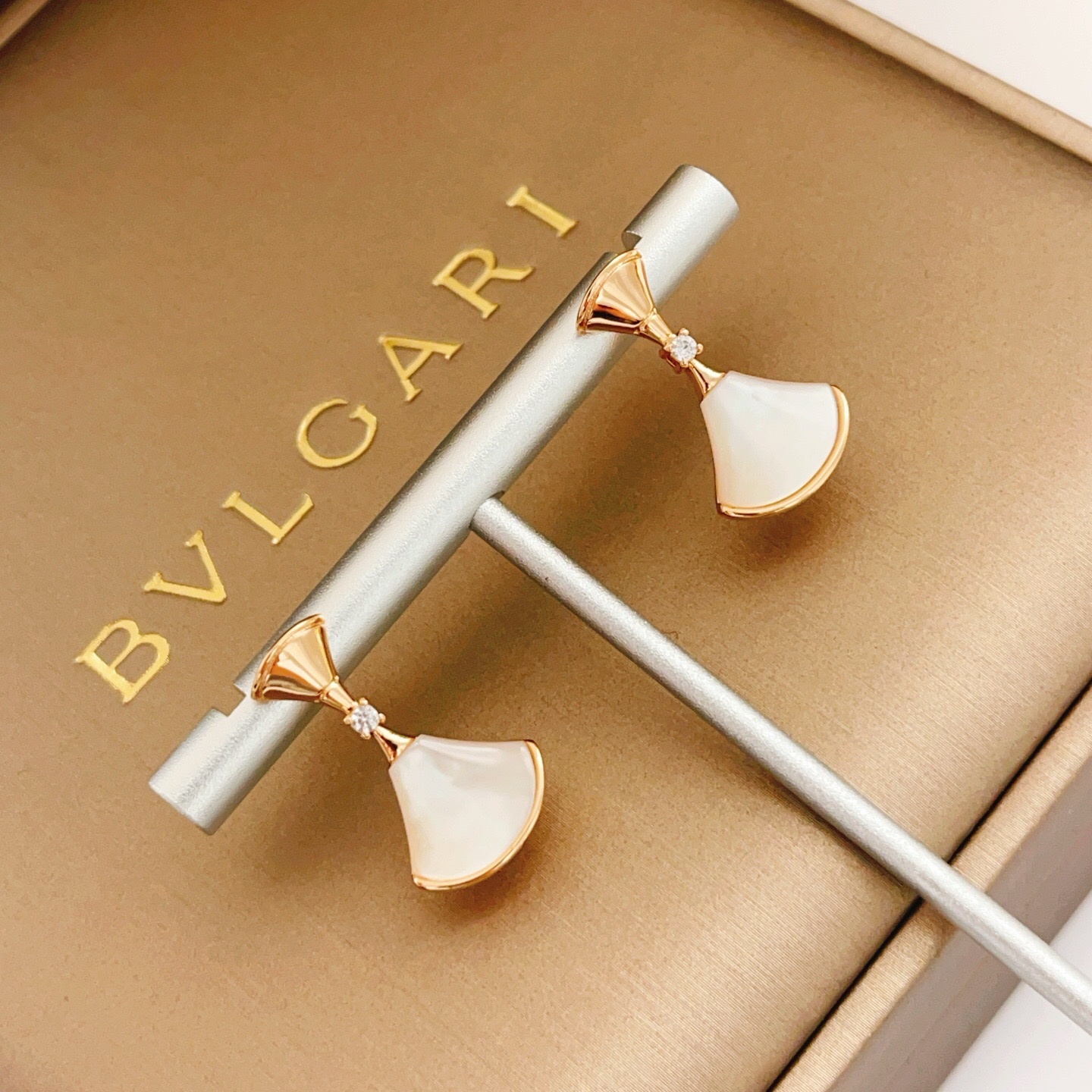 【BVLGARI宝格丽最新款🆕🆕玫瑰金白贝扇子耳钉】一致官网黄铜材质，非常的上镜‼️设计很特别值得入手高