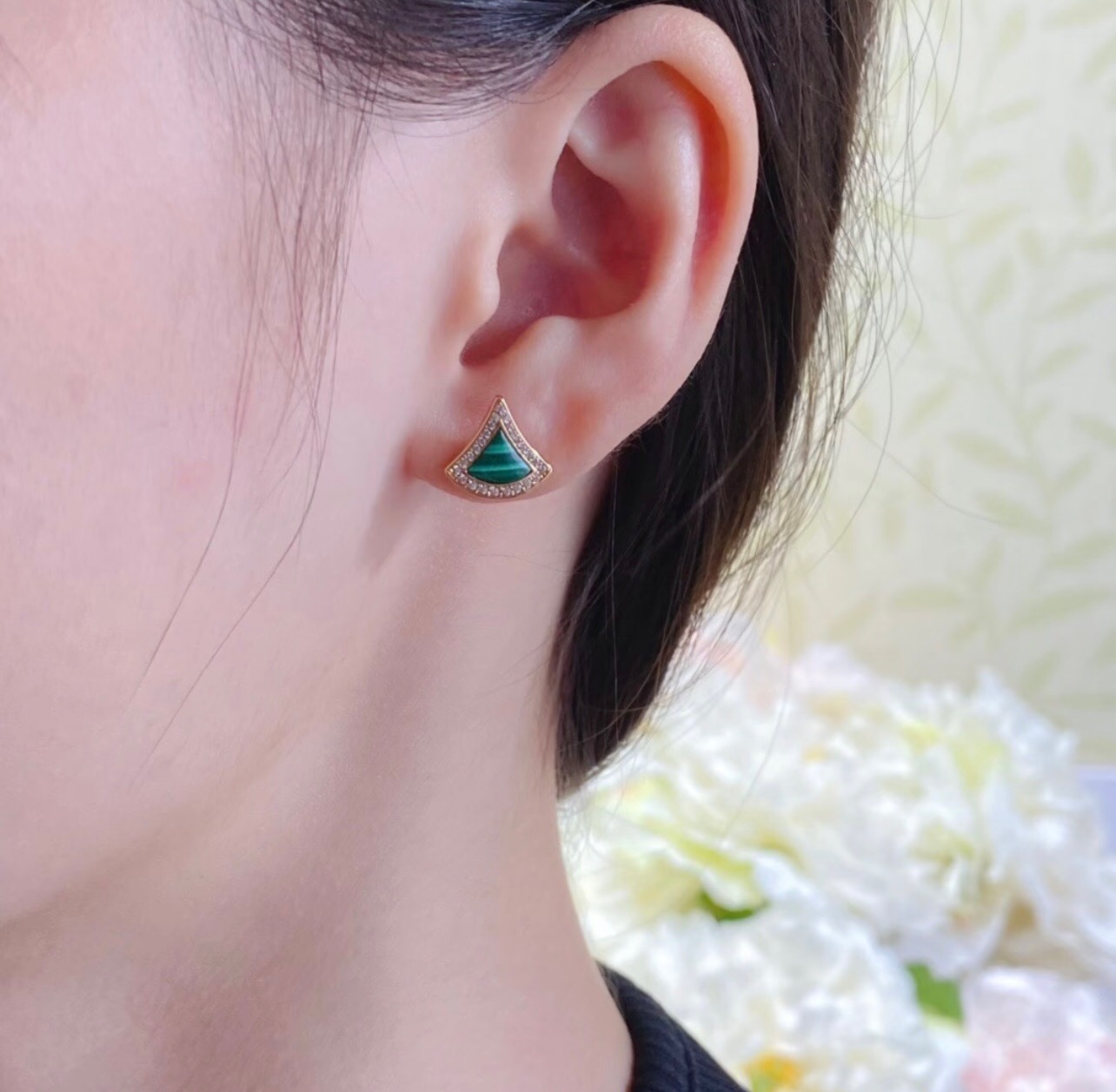 【BVLGARI宝格丽最新款🆕🆕玫瑰金镶钻绿贝扇子耳钉】一致官网黄铜材质，非常的上镜‼️设计很特别值得入