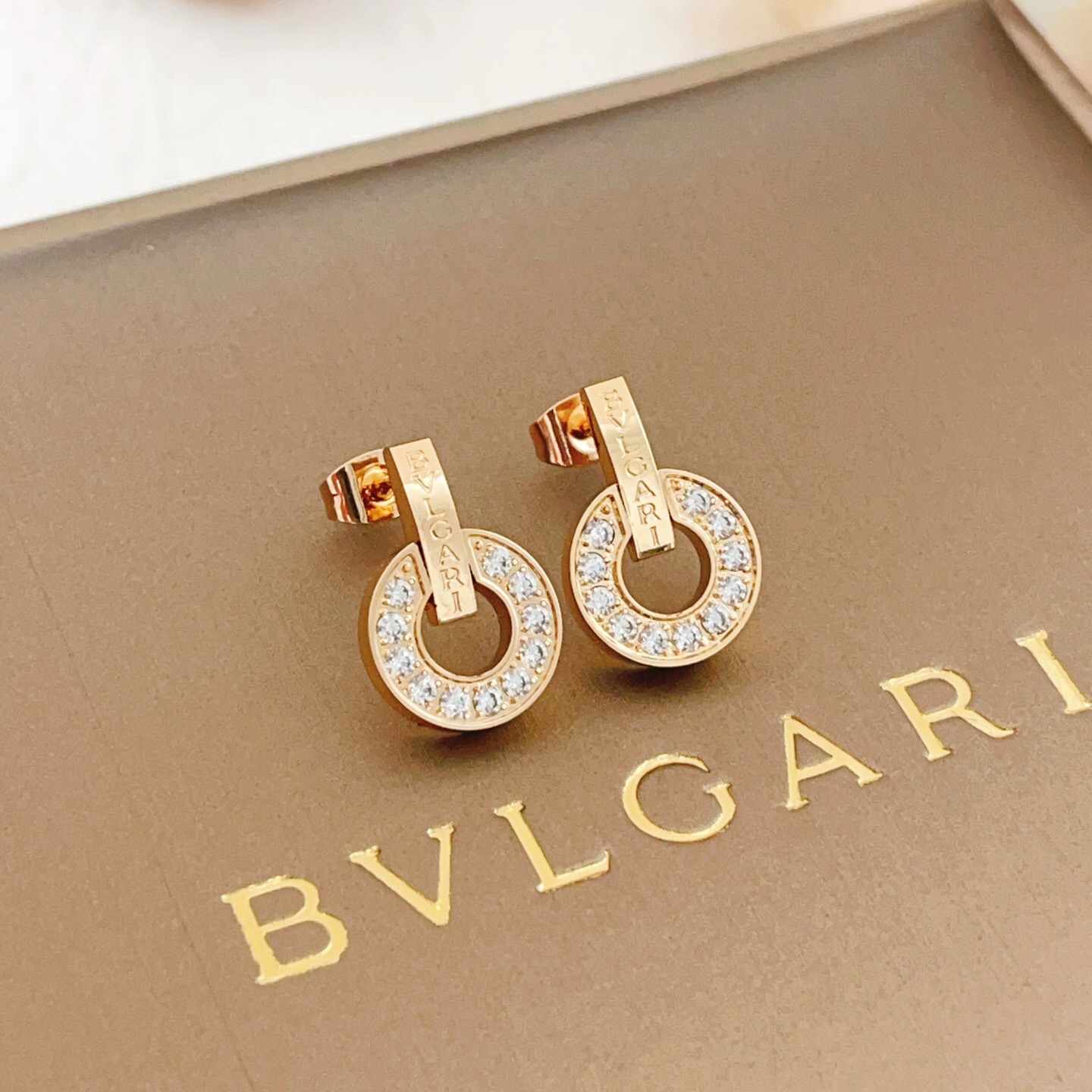 【BVLGARI宝格丽最新款🆕🆕玫瑰金满钻圆形铜钱耳钉】一致官网黄铜材质，非常的上镜‼️设计很特别值得入