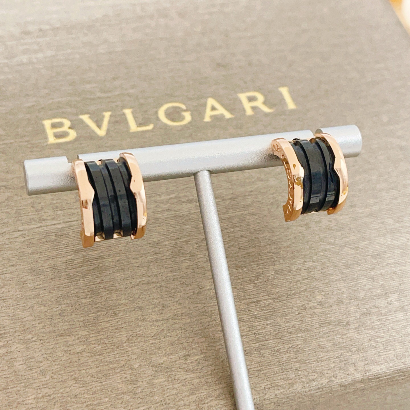 【BVLGARI宝格丽最新款🆕🆕玫瑰金黑陶瓷半圆耳钉】一致官网黄铜材质，非常的上镜‼️设计很特别值得入手