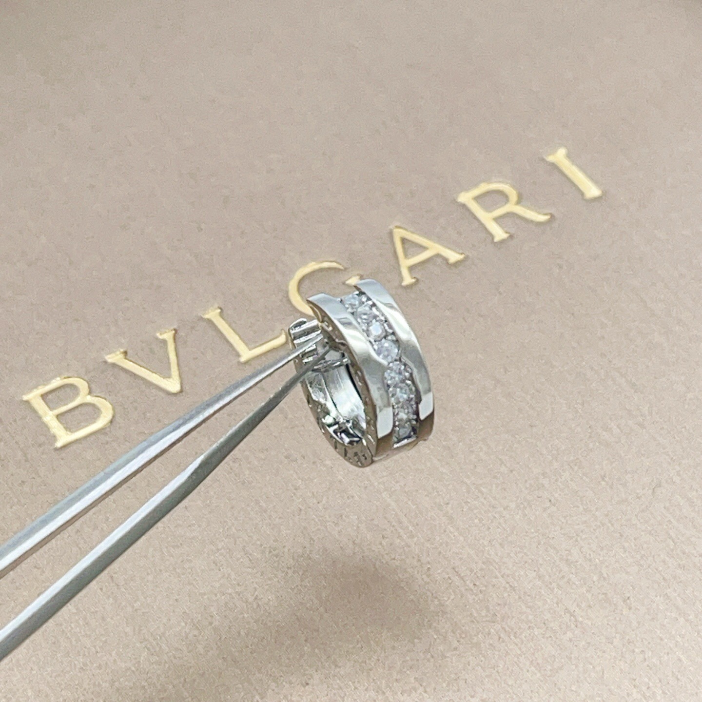 【BVLGARI宝格丽最新款🆕🆕银色镶钻半圆耳钉】一致官网黄铜材质，非常的上镜‼️设计很特别值得入手高级