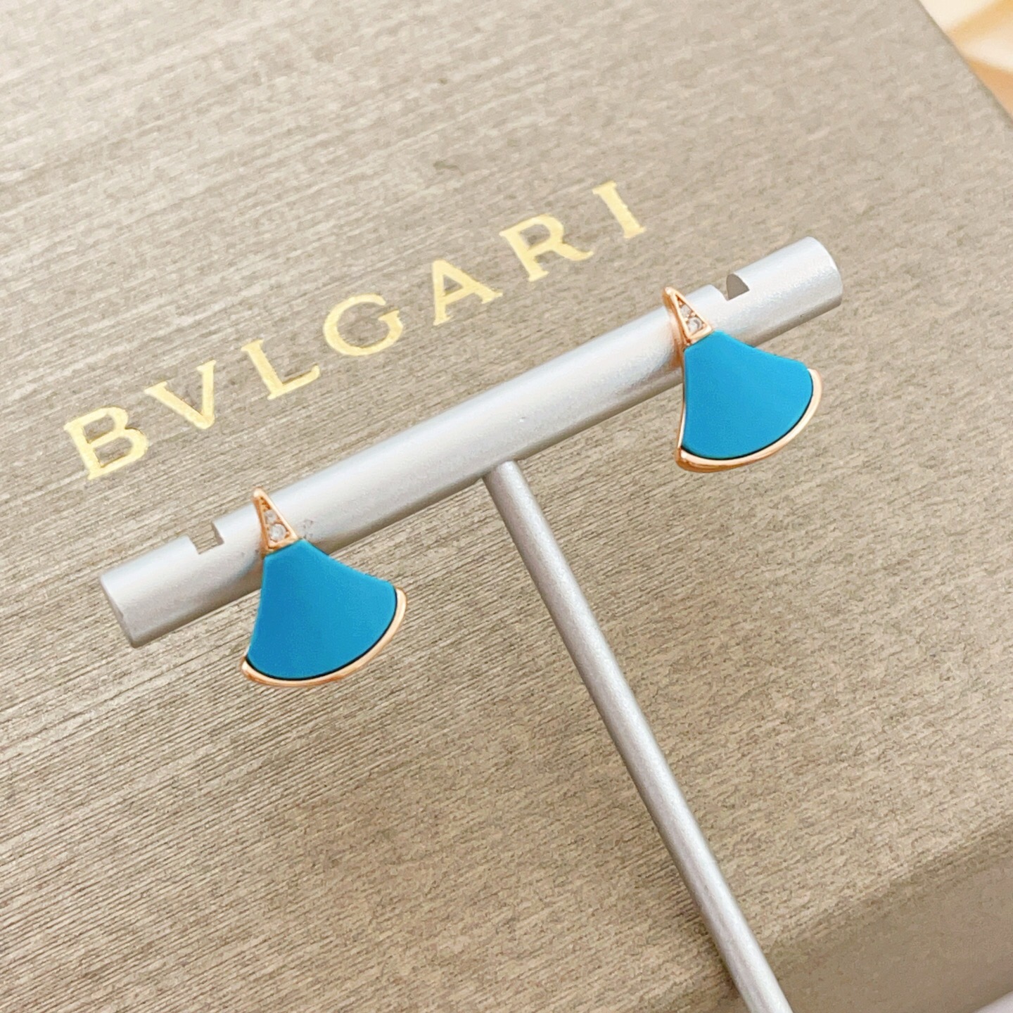 【BVLGARI宝格丽最新款🆕🆕玫瑰金蓝贝扇子耳钉】一致官网黄铜材质，非常的上镜‼️设计很特别值得入手高