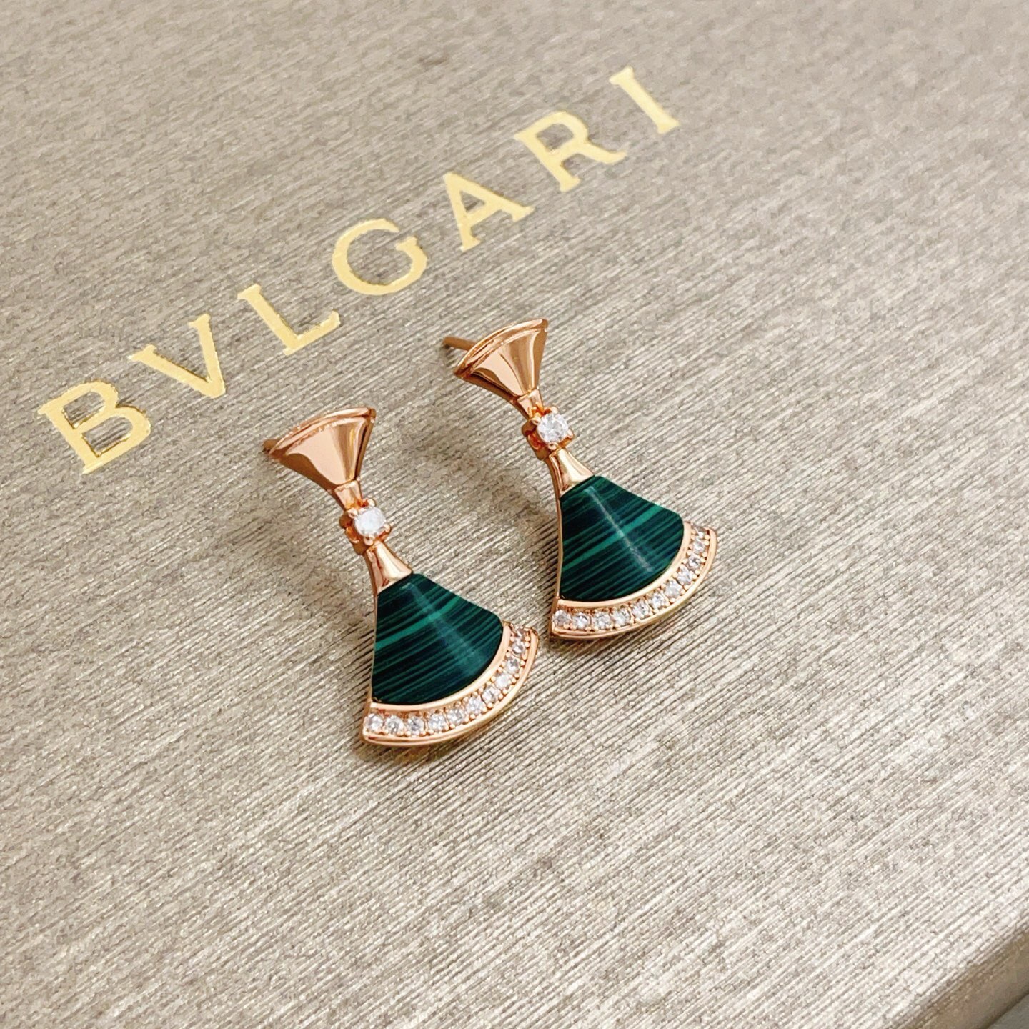 【BVLGARI宝格丽最新款🆕🆕玫瑰金绿贝扇子耳钉】一致官网黄铜材质，非常的上镜‼️设计很特别值得入手高