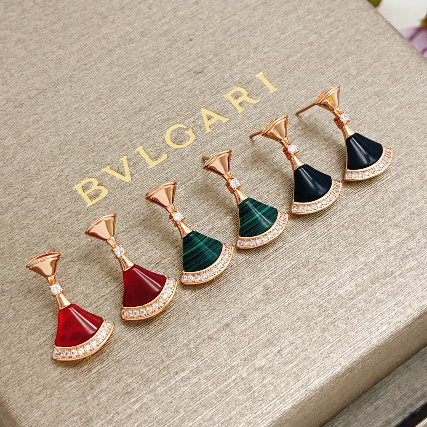 【BVLGARI宝格丽最新款🆕🆕玫瑰金绿贝扇子耳钉】一致官网黄铜材质，非常的上镜‼️设计很特别值得入手高