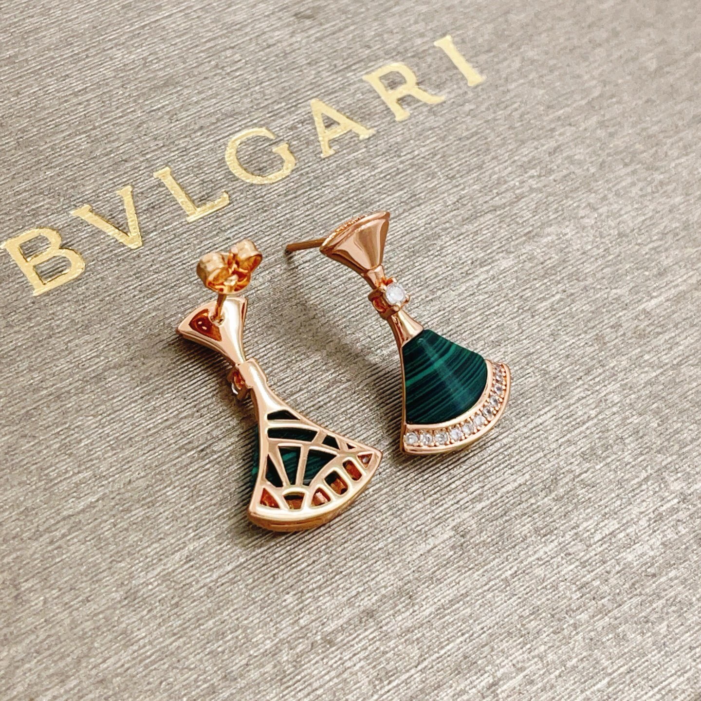 【BVLGARI宝格丽最新款🆕🆕玫瑰金绿贝扇子耳钉】一致官网黄铜材质，非常的上镜‼️设计很特别值得入手高
