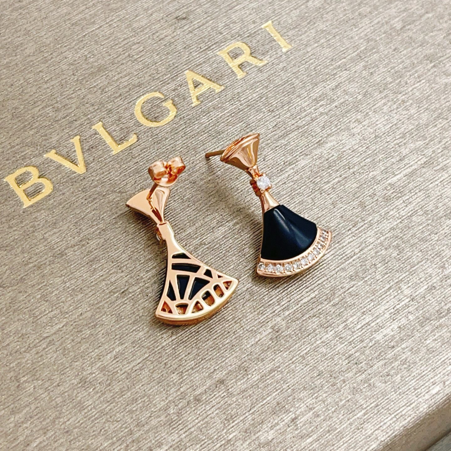 【BVLGARI宝格丽最新款🆕🆕玫瑰金黑贝扇子耳钉】一致官网黄铜材质，非常的上镜‼️设计很特别值得入手高