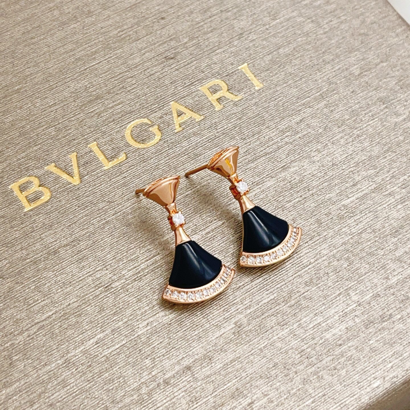 【BVLGARI宝格丽最新款🆕🆕玫瑰金黑贝扇子耳钉】一致官网黄铜材质，非常的上镜‼️设计很特别值得入手高