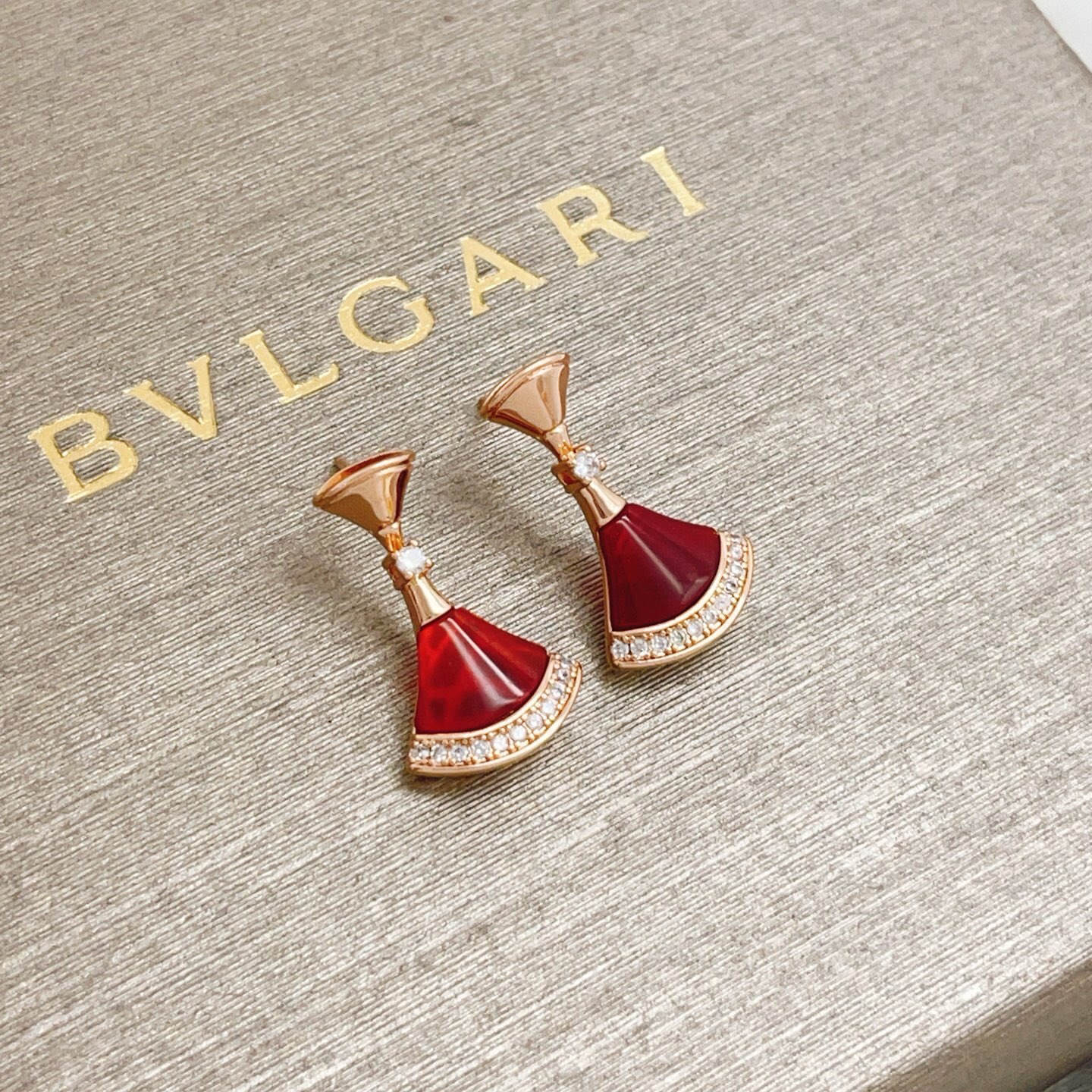 【BVLGARI宝格丽最新款🆕🆕玫瑰金红贝扇子耳钉】一致官网黄铜材质，非常的上镜‼️设计很特别值得入手高