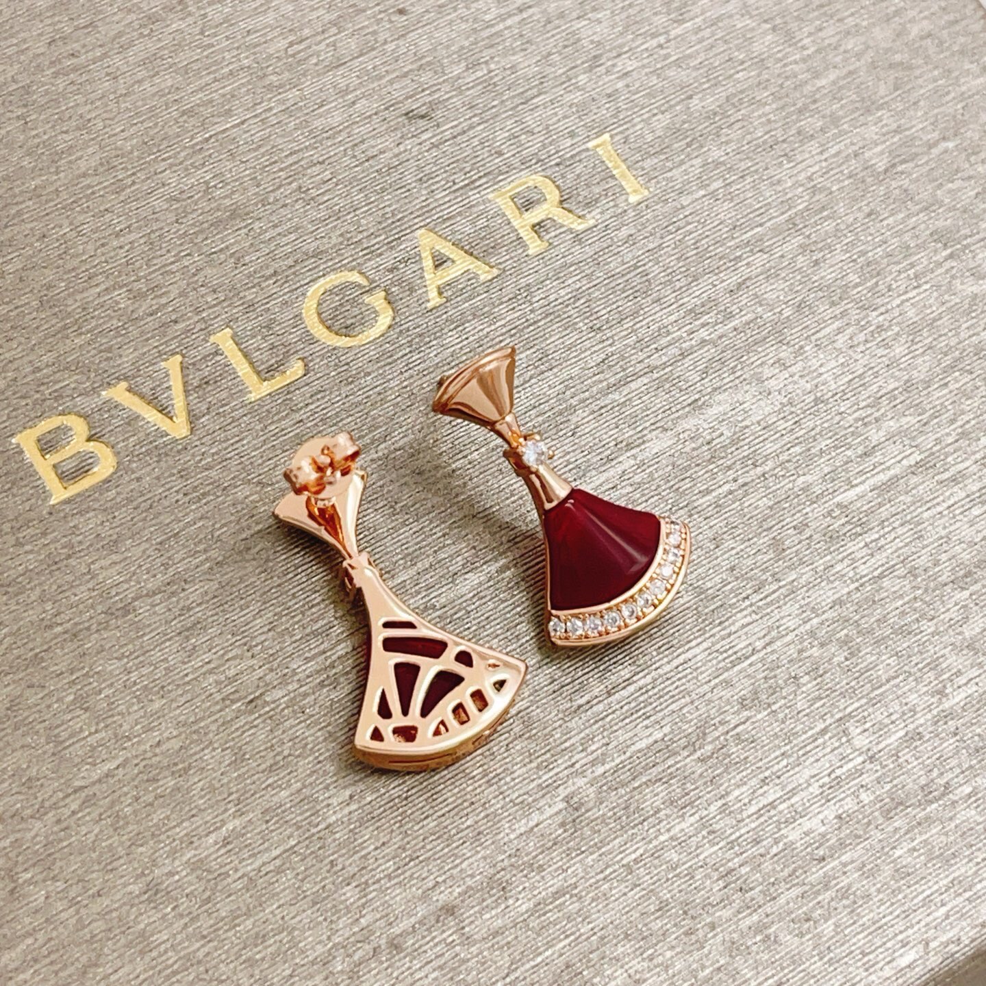 【BVLGARI宝格丽最新款🆕🆕玫瑰金红贝扇子耳钉】一致官网黄铜材质，非常的上镜‼️设计很特别值得入手高