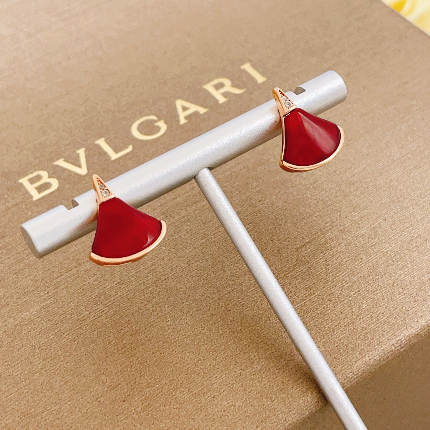 【BVLGARI宝格丽最新款🆕🆕玫瑰金红贝扇子耳钉】一致官网黄铜材质，非常的上镜‼️设计很特别值得入手高