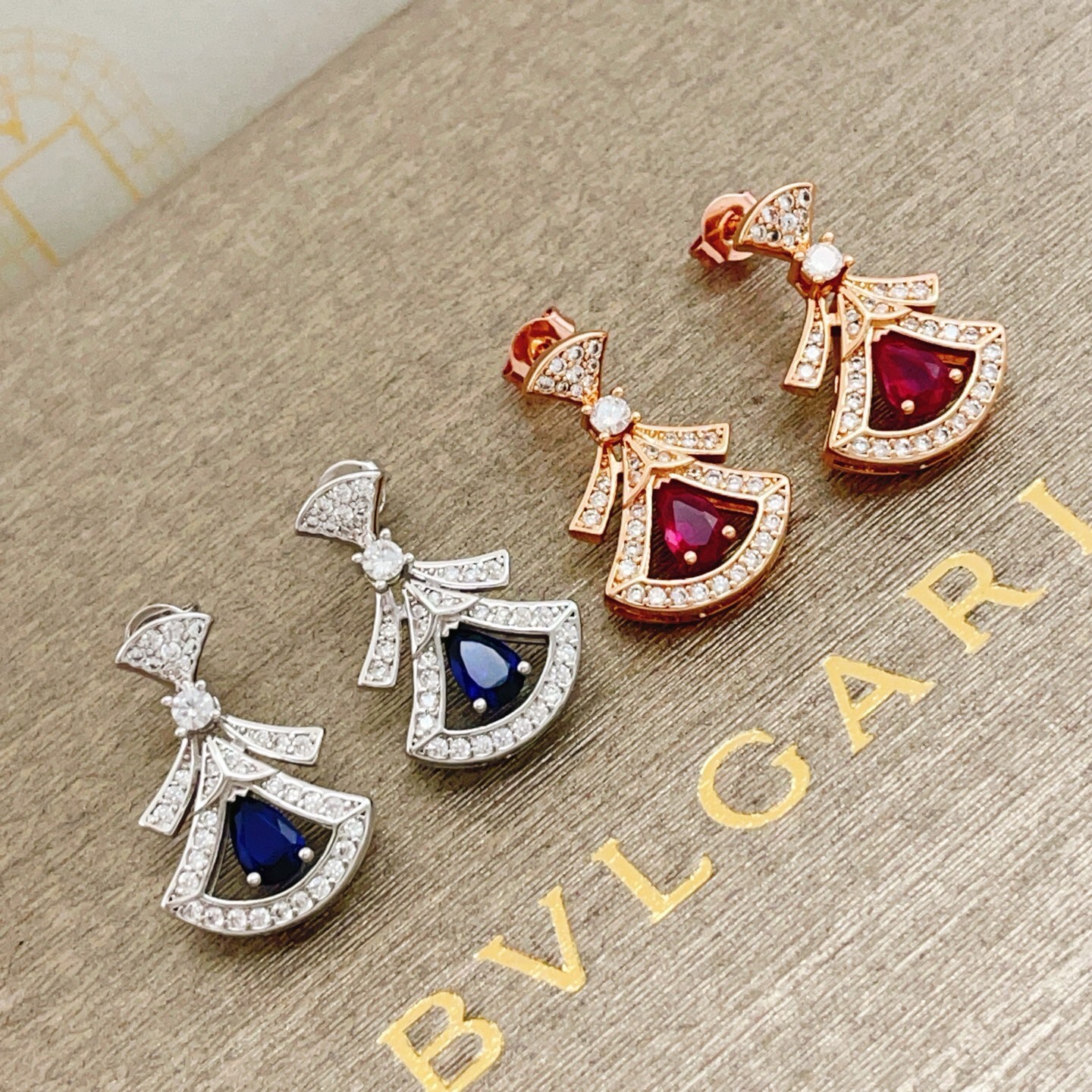 【BVLGARI宝格丽最新款🆕🆕玫瑰金满钻小号红色裙子耳钉】一致官网黄铜材质，非常的上镜‼️设计很特别值