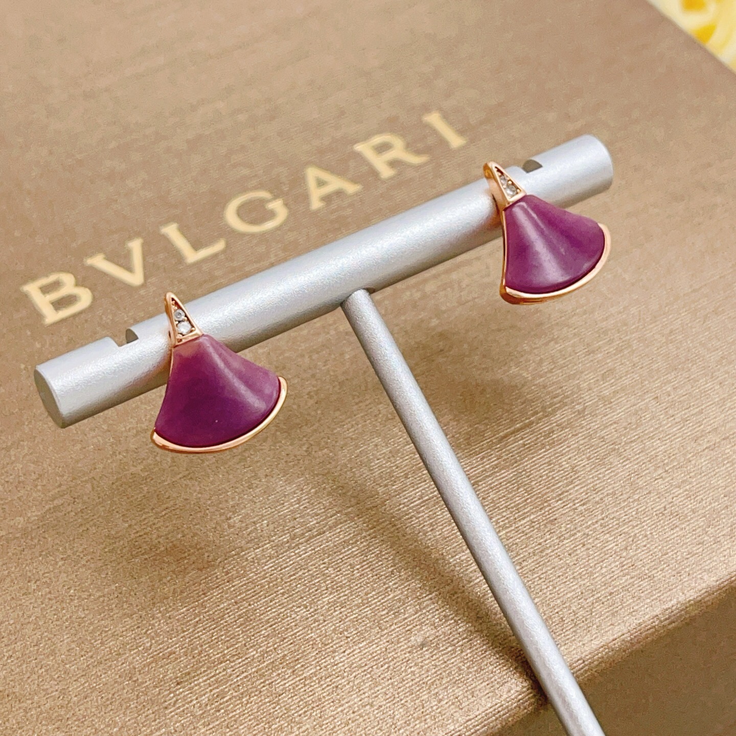 【BVLGARI宝格丽最新款🆕🆕玫瑰金紫贝扇子耳钉】一致官网黄铜材质，非常的上镜‼️设计很特别值得入手高