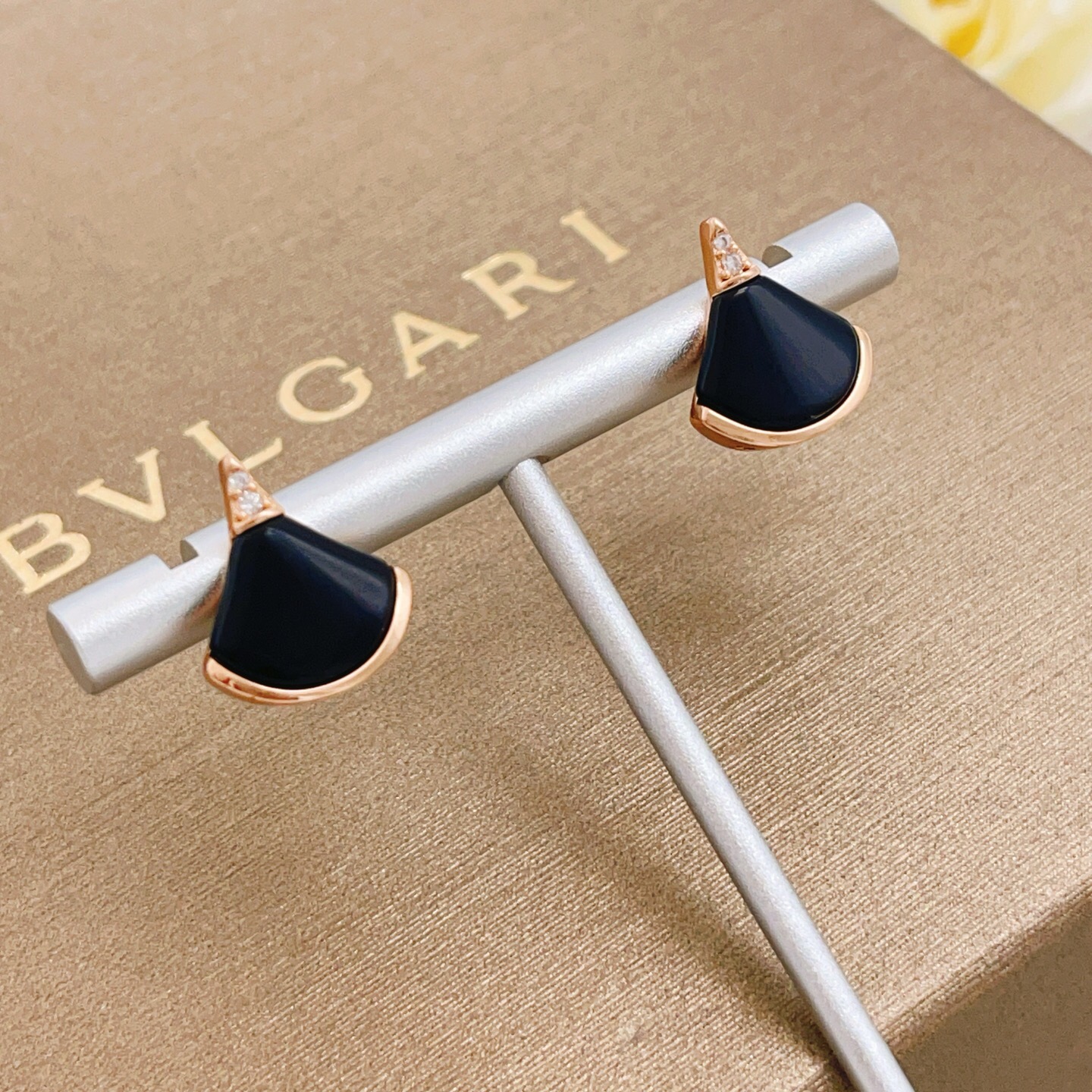 【BVLGARI宝格丽最新款🆕🆕玫瑰金黑贝扇子耳钉】一致官网黄铜材质，非常的上镜‼️设计很特别值得入手高