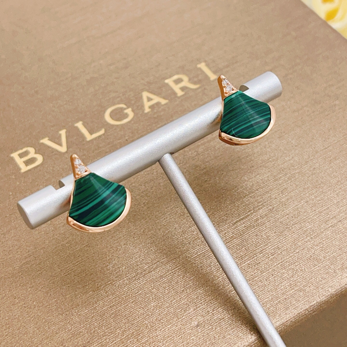 【BVLGARI宝格丽最新款🆕🆕玫瑰金绿贝扇子耳钉】一致官网黄铜材质，非常的上镜‼️设计很特别值得入手高