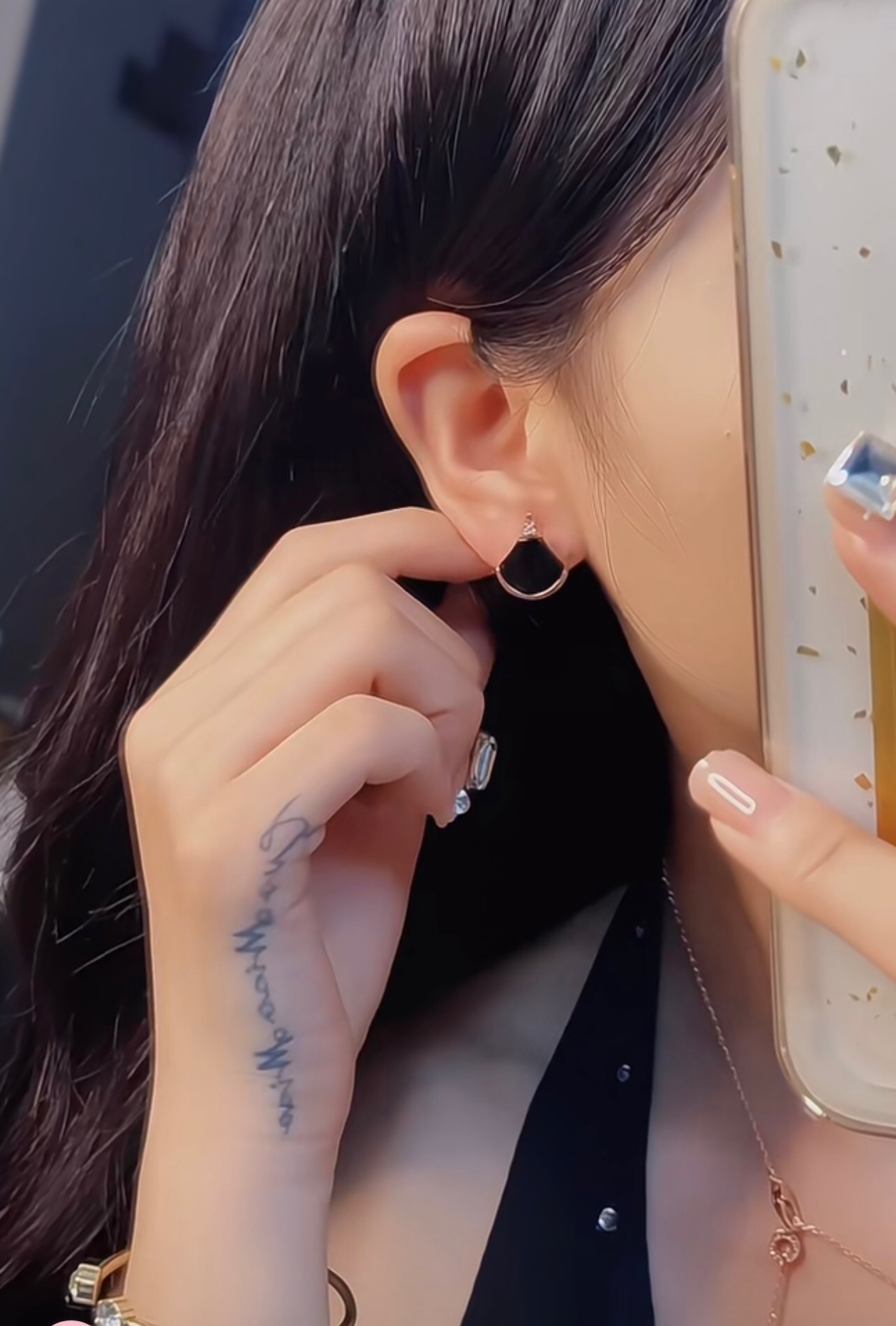 【BVLGARI宝格丽最新款🆕🆕玫瑰金粉贝扇子耳钉】一致官网黄铜材质，非常的上镜‼️设计很特别值得入手高