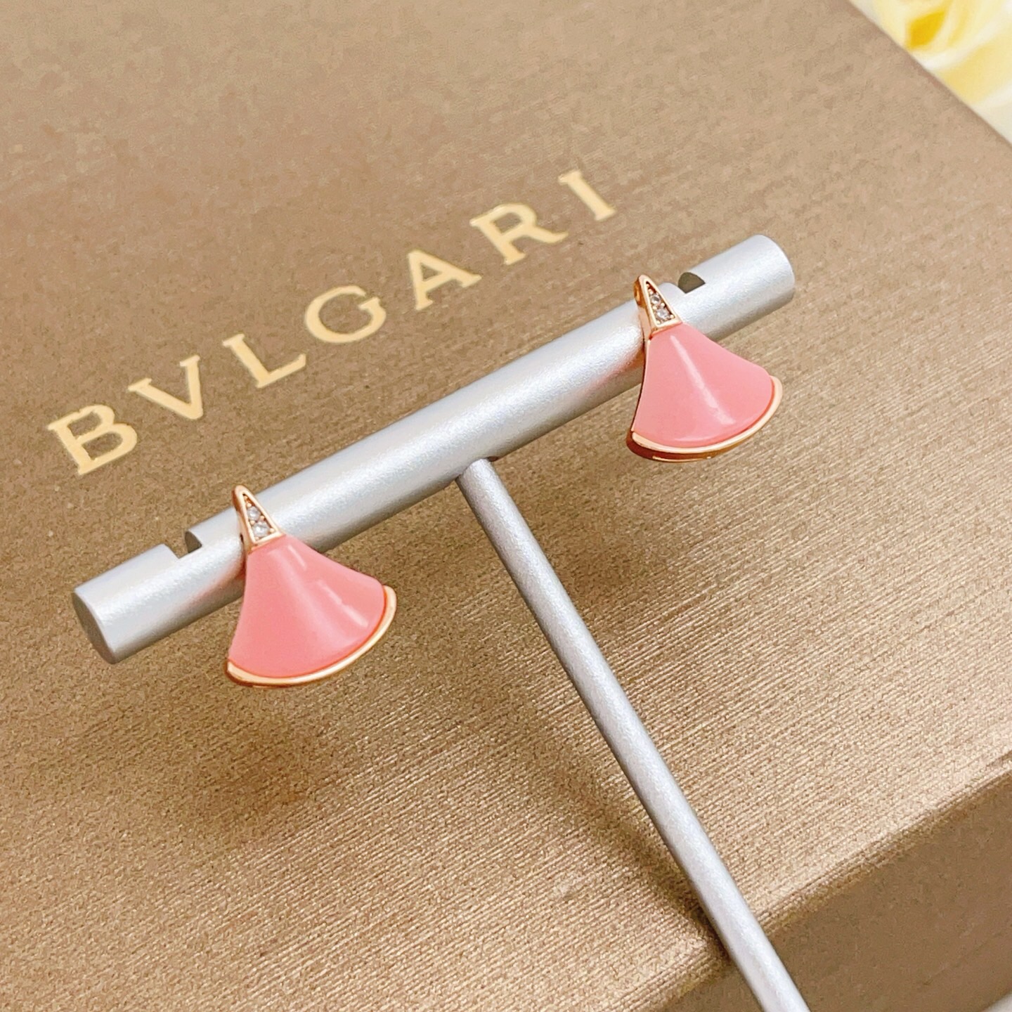 【BVLGARI宝格丽最新款🆕🆕玫瑰金粉贝扇子耳钉】一致官网黄铜材质，非常的上镜‼️设计很特别值得入手高