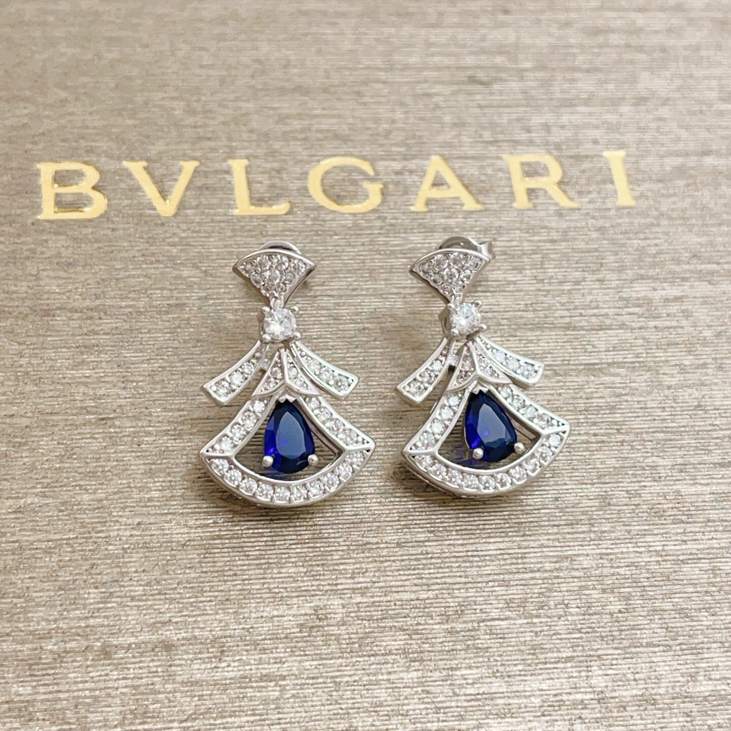 【BVLGARI宝格丽最新款🆕🆕玫瑰金满钻小号蓝色扇子耳钉】一致官网黄铜材质，非常的上镜‼️设计很特别值