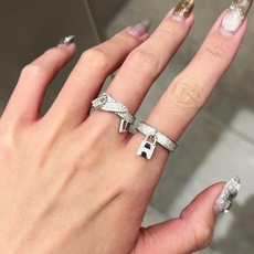 大小尺寸:6号、7号、8号【He@mes爱马仕最新款🆕🆕银色镶钻锁X戒指】一致官网黄铜材质,非常的上镜‼ 大小尺寸:6号、7号、8号【He@mes爱马仕最新款🆕🆕银色镶钻锁X戒指】一致官网黄铜材质,非常的上镜‼