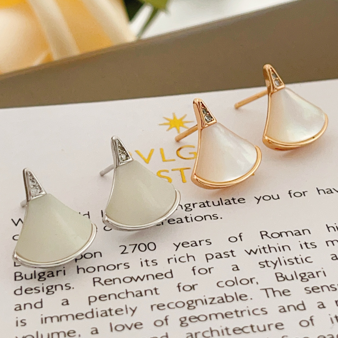 【BVLGARI宝格丽最新款🆕🆕银色白贝扇子耳钉】一致官网黄铜材质，非常的上镜‼️设计很特别值得入手高级