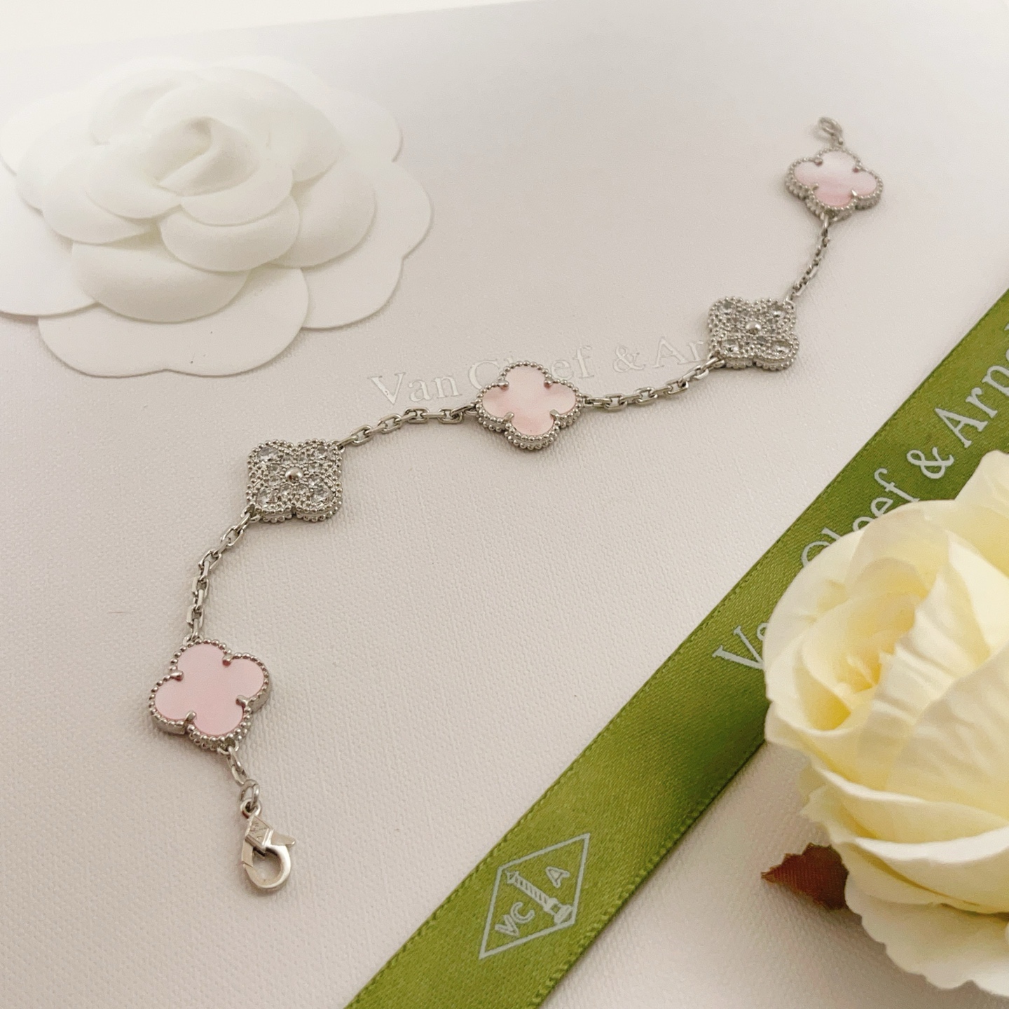 Pulsera Van Cleef Arpels Alhambra Metal en oro blanco plateado con detalles en nácar blanco rosa y diamantes transparentes 17 cm