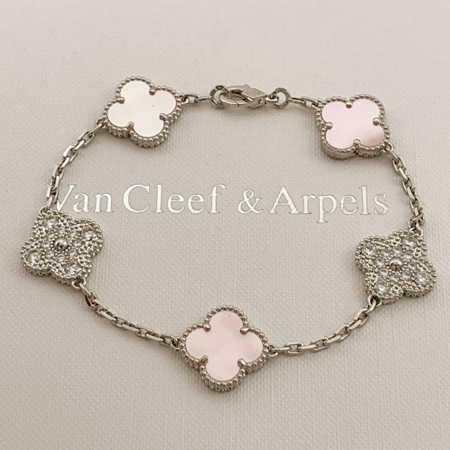 Pulsera Van Cleef Arpels Alhambra Metal en oro blanco plateado con detalles en nácar blanco rosa y diamantes transparentes 17 cm