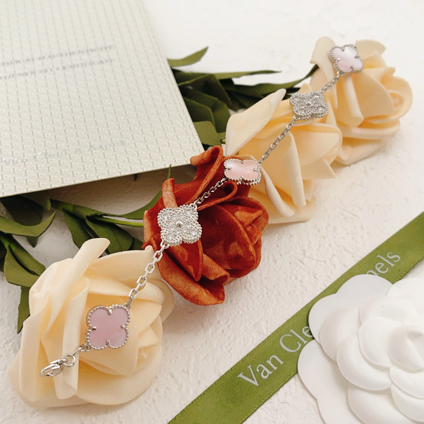 Pulsera Van Cleef Arpels Alhambra Metal en oro blanco plateado con detalles en nácar blanco rosa y diamantes transparentes 17 cm
