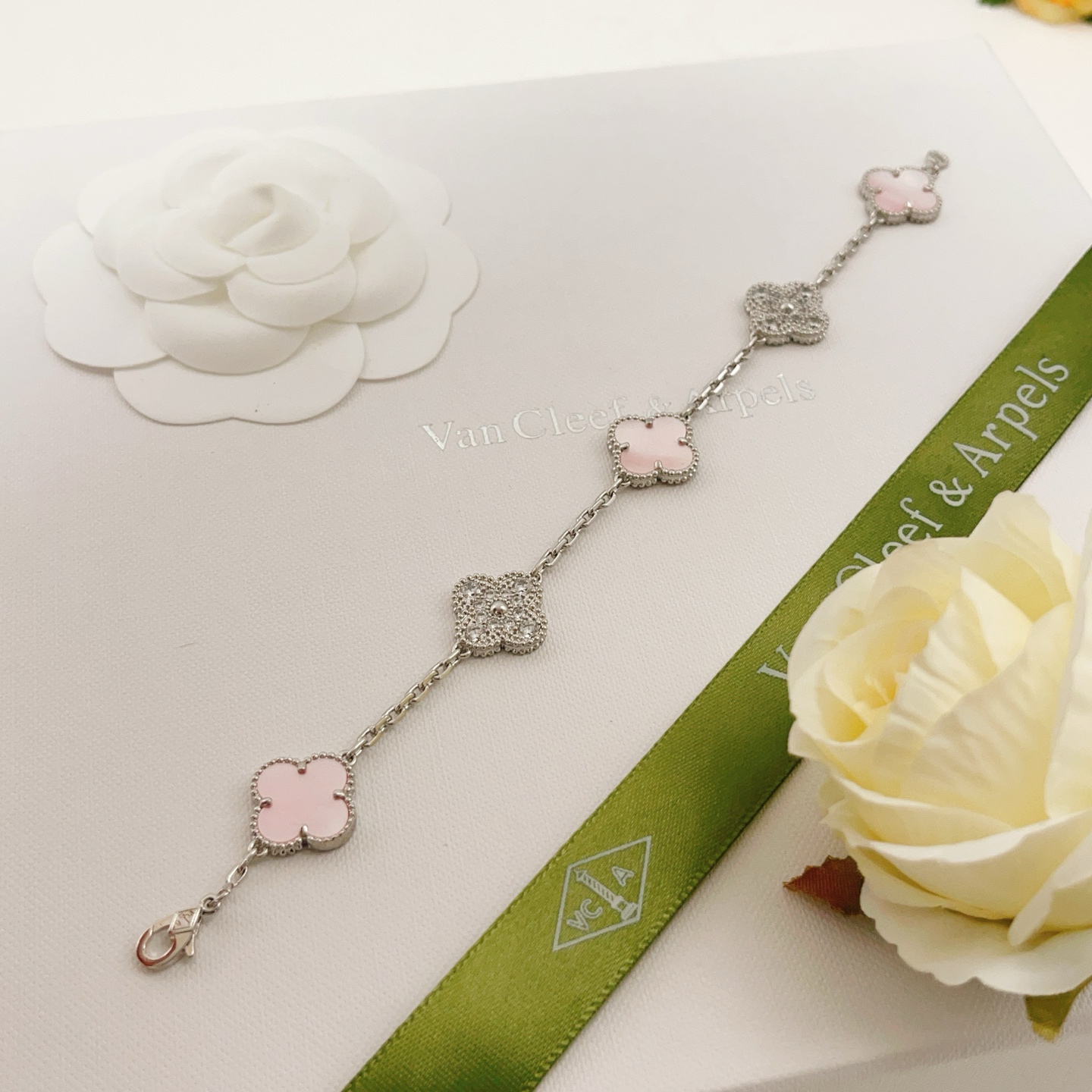 Pulsera Van Cleef Arpels Alhambra Metal en oro blanco plateado con detalles en nácar blanco rosa y diamantes transparentes 17 cm