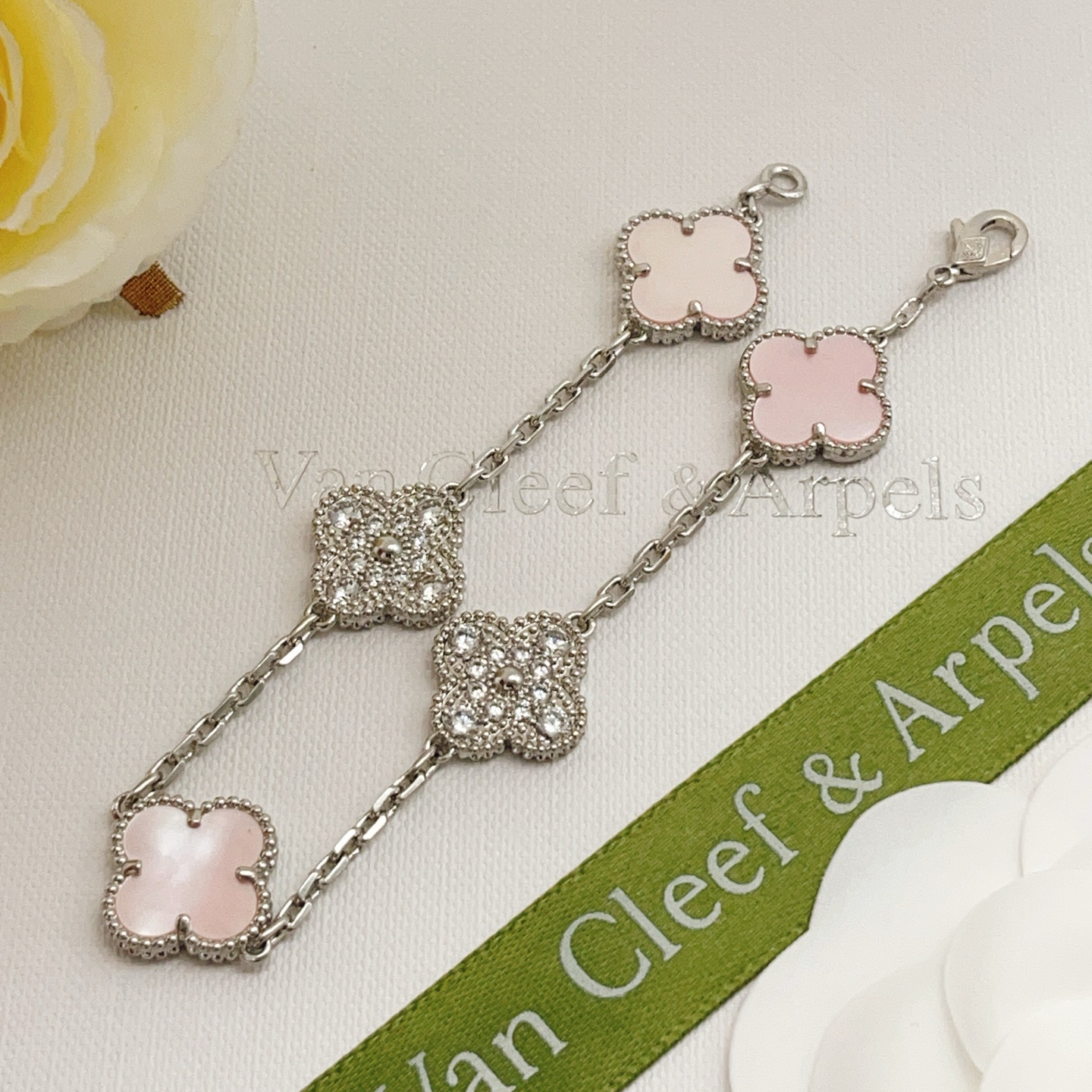 Pulsera Van Cleef Arpels Alhambra Metal en oro blanco plateado con detalles en nácar blanco rosa y diamantes transparentes 17 cm