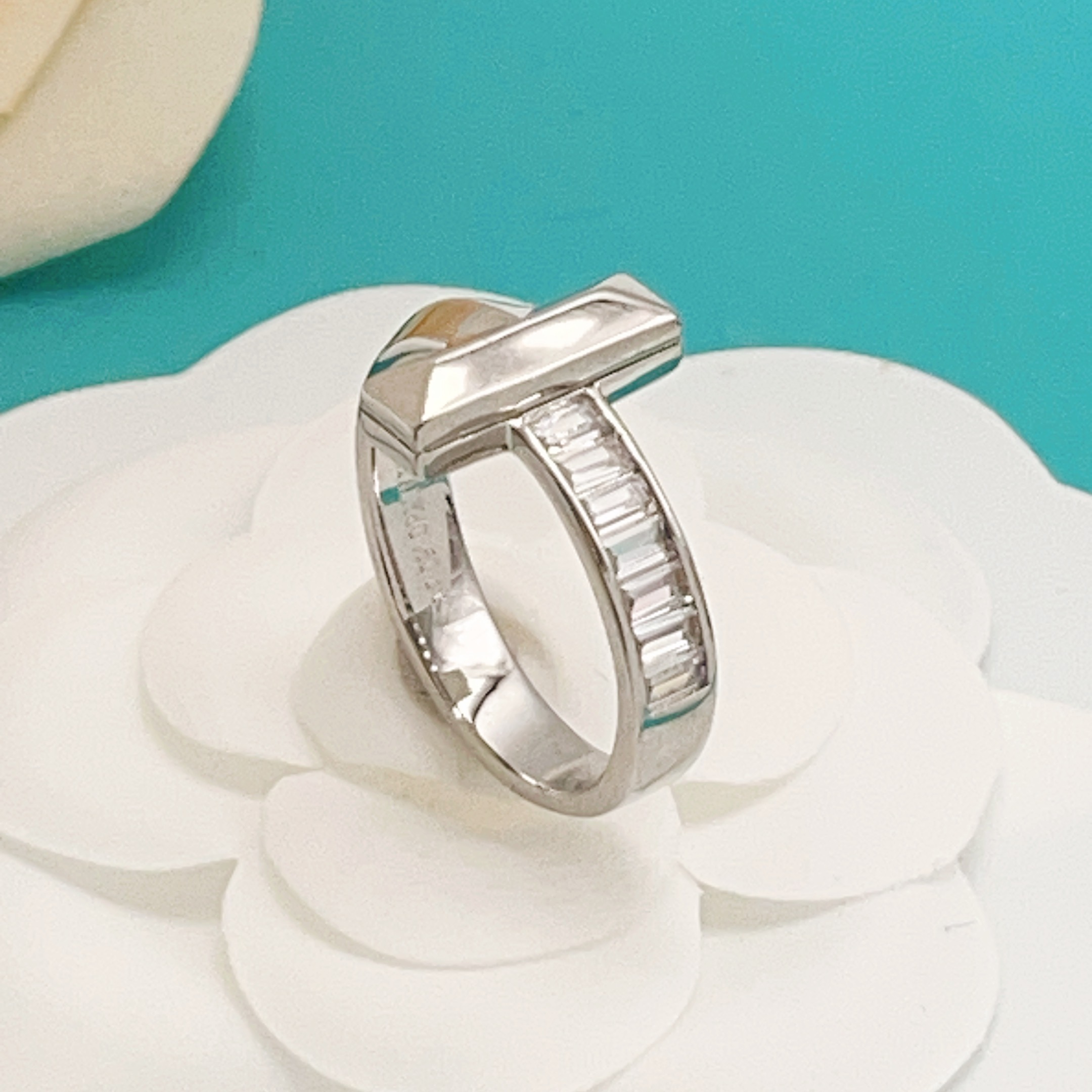 尺寸码数:6.7.8码【Tiffany*帝芙尼最新款🆕🆕银色光面排钻T形戒指】一致官网黄铜材质，非常的上