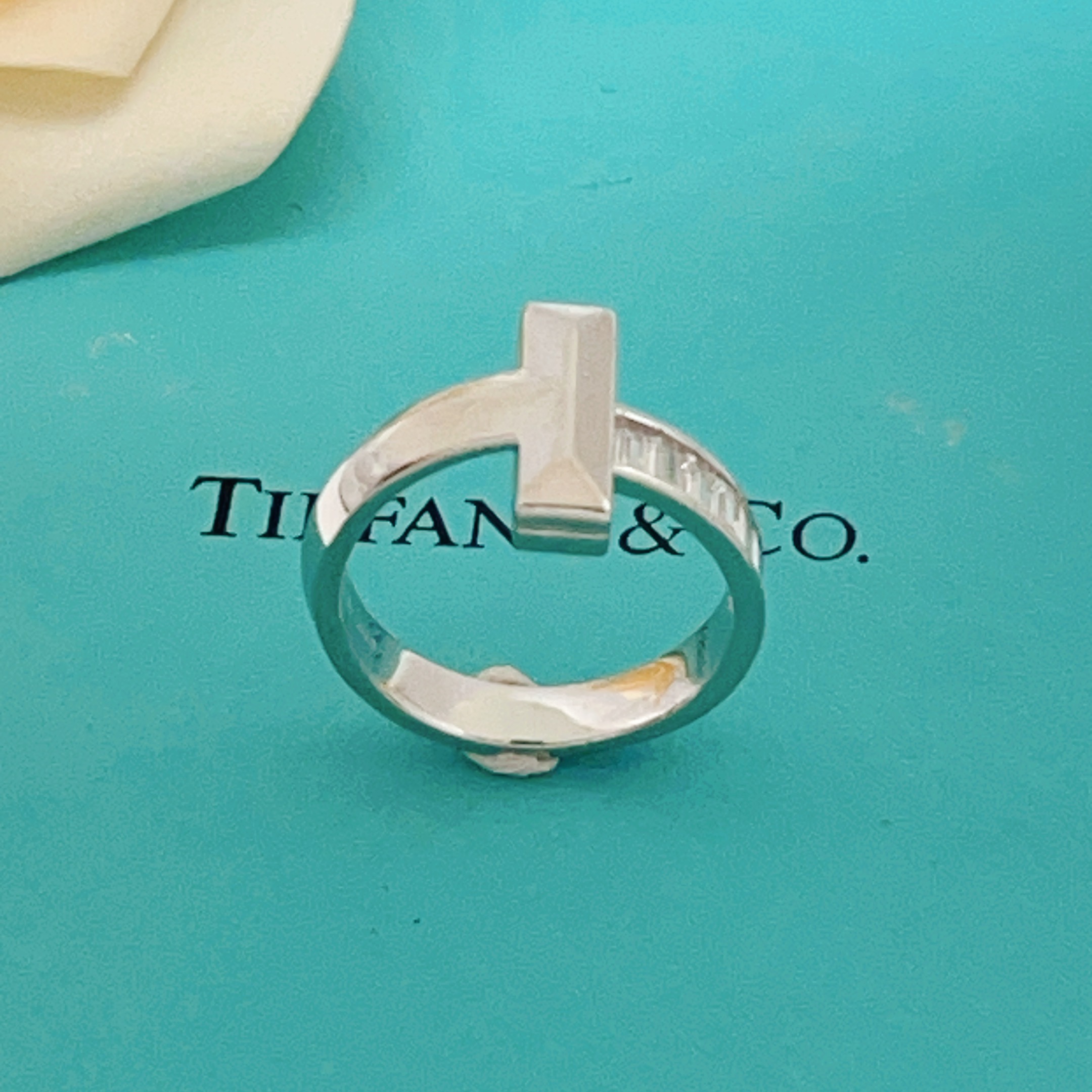 尺寸码数:6.7.8码【Tiffany*帝芙尼最新款🆕🆕银色光面排钻T形戒指】一致官网黄铜材质，非常的上