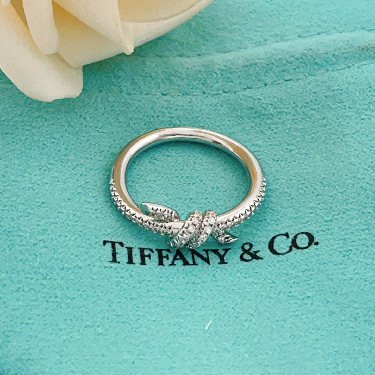 尺寸码数:6.7.8码【Tiffany*帝芙尼最新款🆕🆕银色镶钻绳结戒指】一致官网黄铜材质，非常的上镜‼