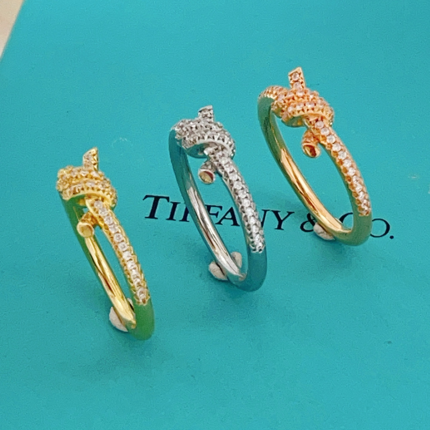 尺寸码数:6.7.8码【Tiffany*帝芙尼最新款🆕🆕金色镶钻绳结戒指】一致官网黄铜材质，非常的上镜‼
