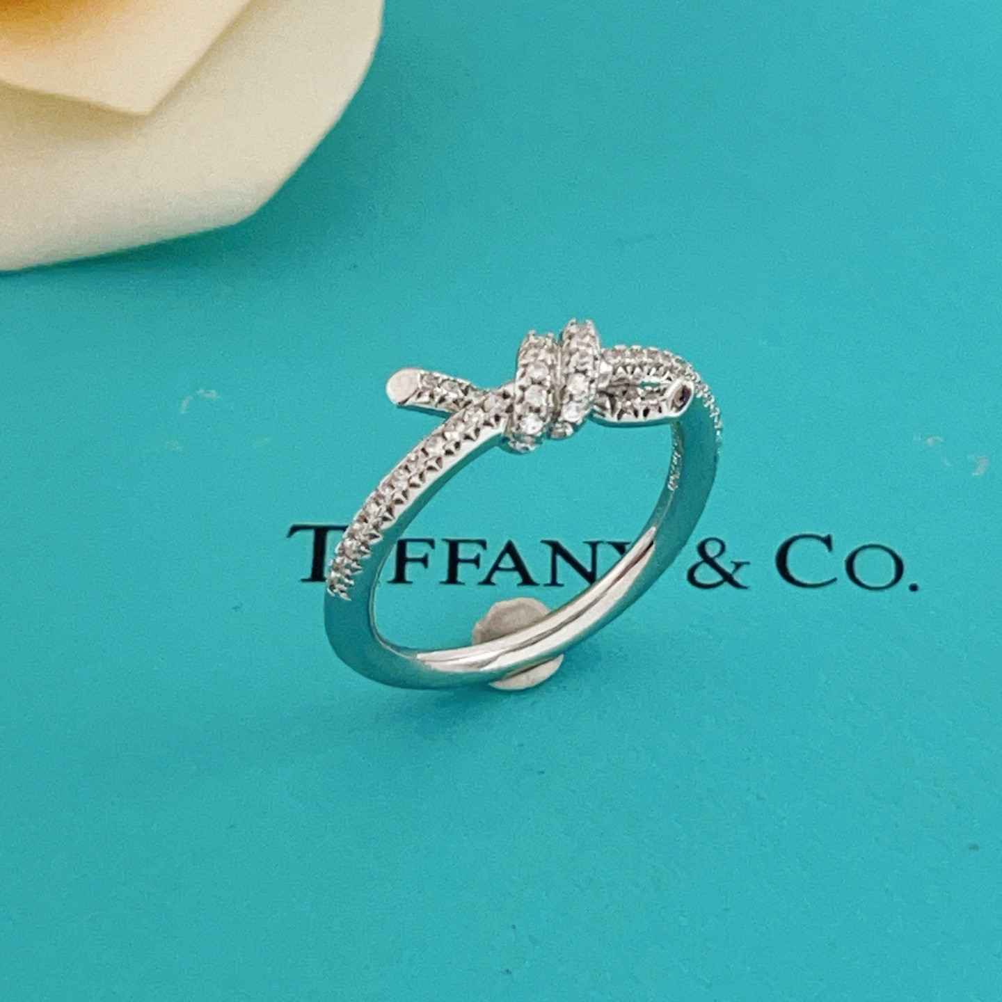 尺寸码数:6.7.8码【Tiffany*帝芙尼最新款🆕🆕银色镶钻绳结戒指】一致官网黄铜材质，非常的上镜‼