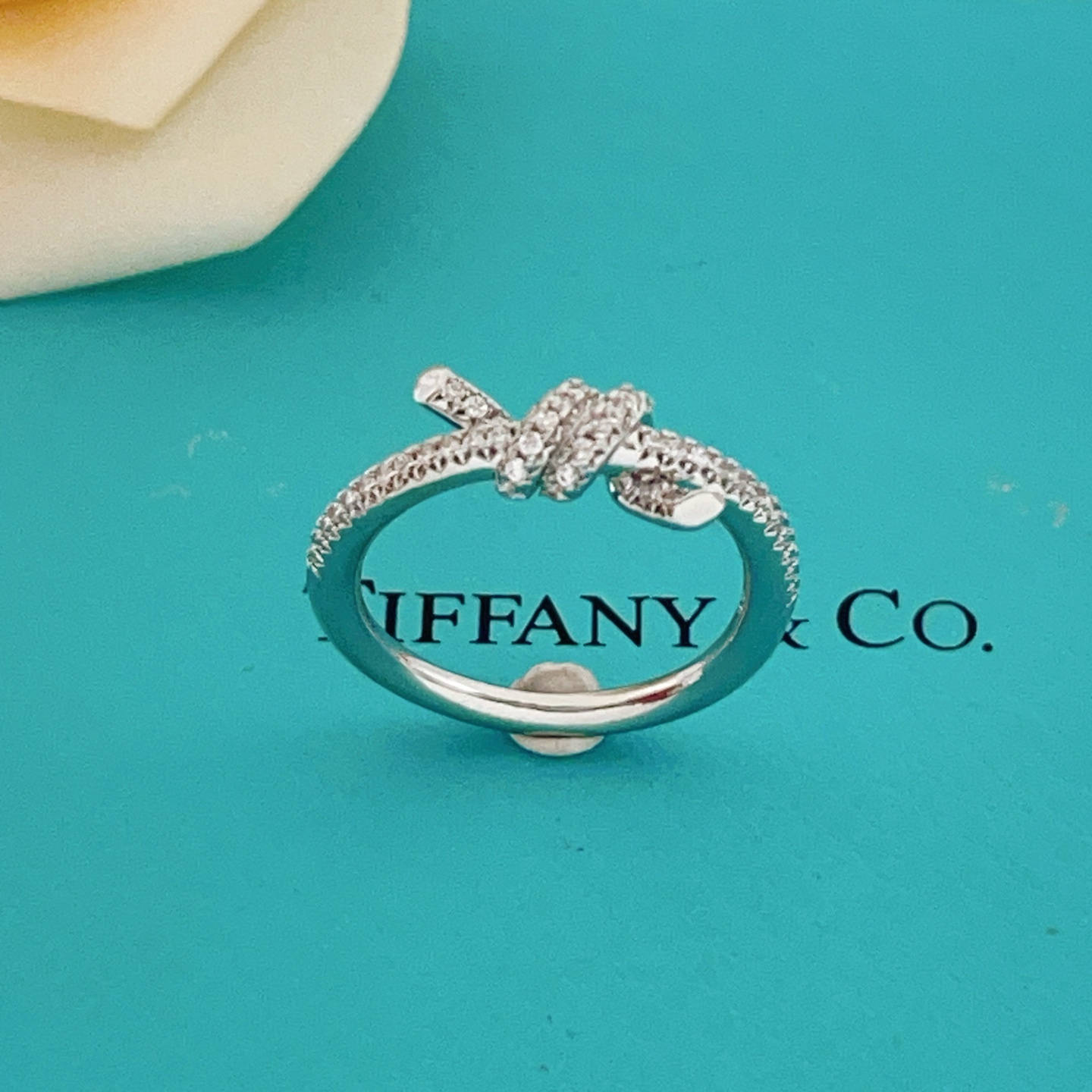 尺寸码数:6.7.8码【Tiffany*帝芙尼最新款🆕🆕银色镶钻绳结戒指】一致官网黄铜材质，非常的上镜‼