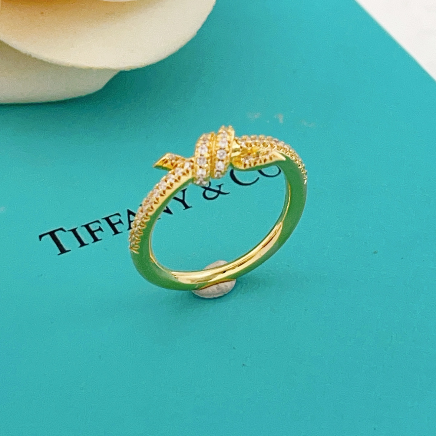 尺寸码数:6.7.8码【Tiffany*帝芙尼最新款🆕🆕金色镶钻绳结戒指】一致官网黄铜材质，非常的上镜‼