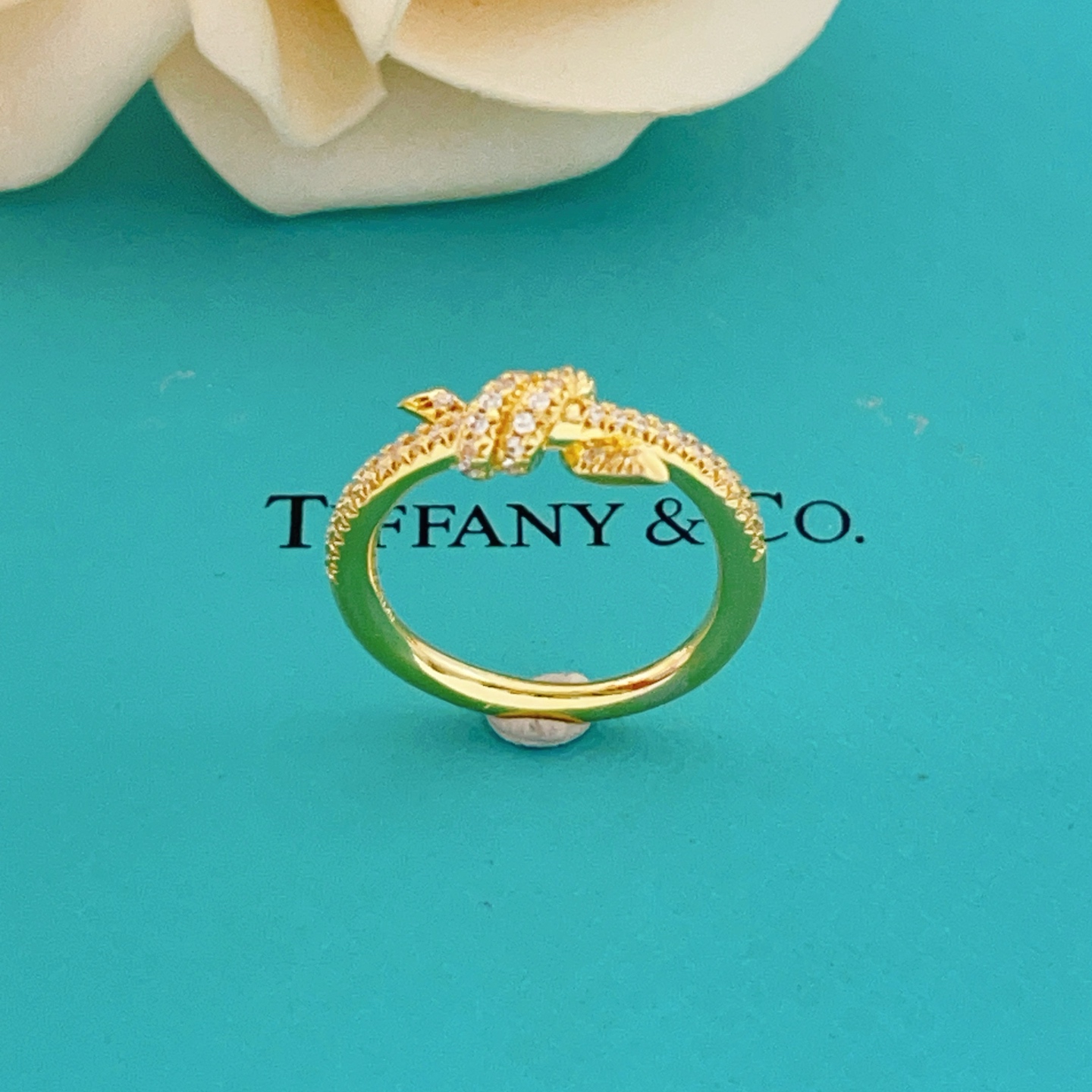 尺寸码数:6.7.8码【Tiffany*帝芙尼最新款🆕🆕金色镶钻绳结戒指】一致官网黄铜材质，非常的上镜‼