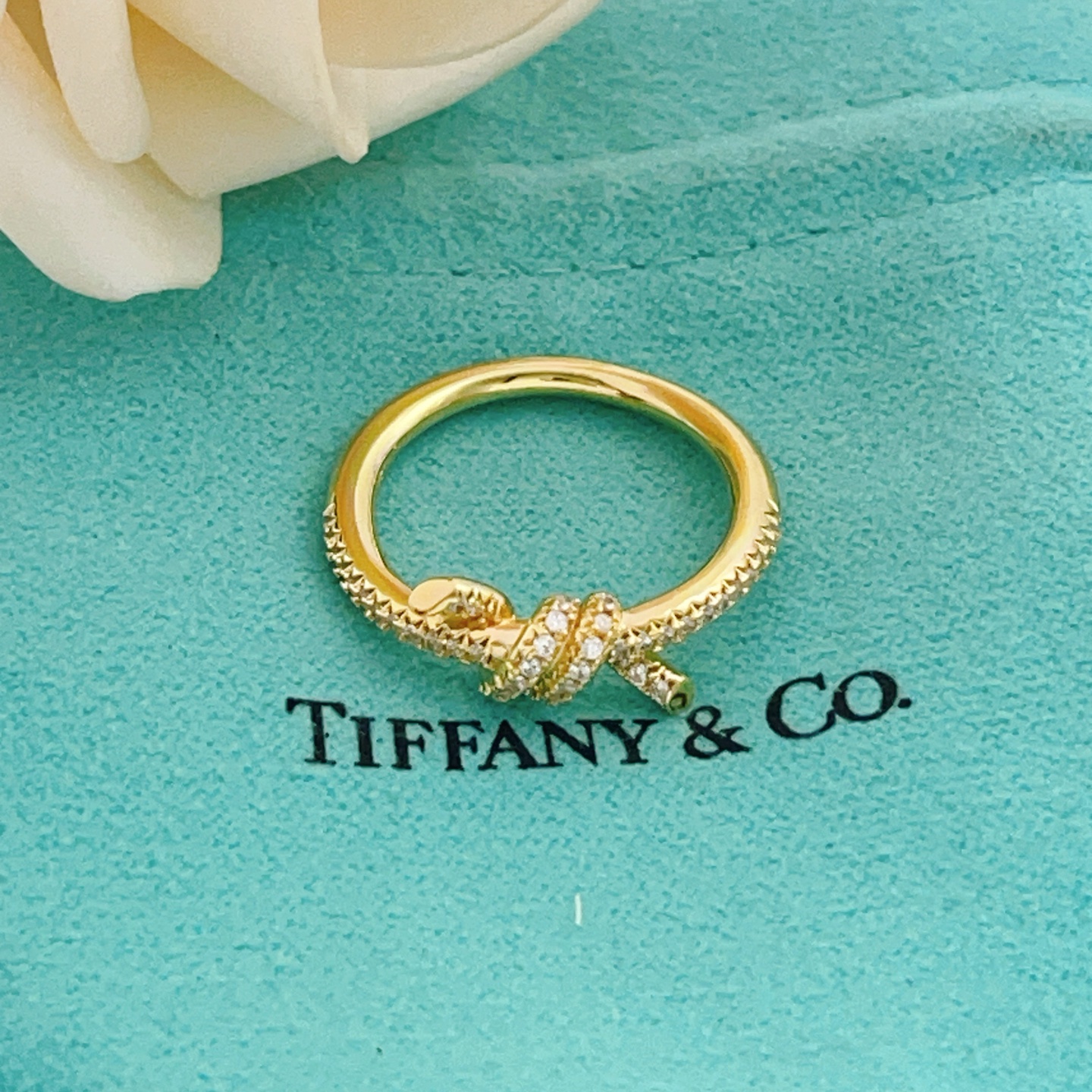 尺寸码数:6.7.8码【Tiffany*帝芙尼最新款🆕🆕金色镶钻绳结戒指】一致官网黄铜材质，非常的上镜‼