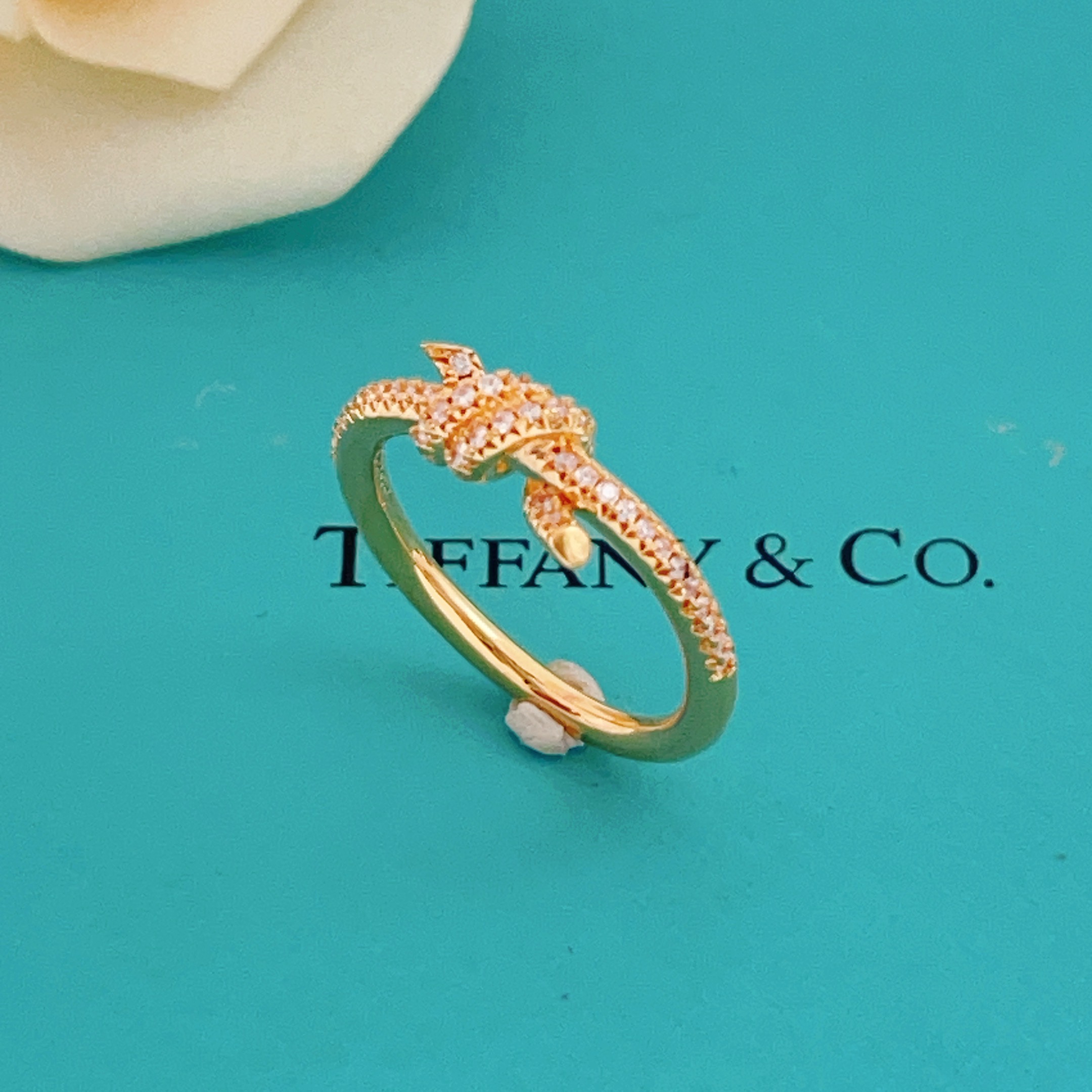 尺寸码数:6.7.8码【Tiffany*帝芙尼最新款🆕🆕玫瑰金镶钻绳结戒指】一致官网黄铜材质，非常的上镜