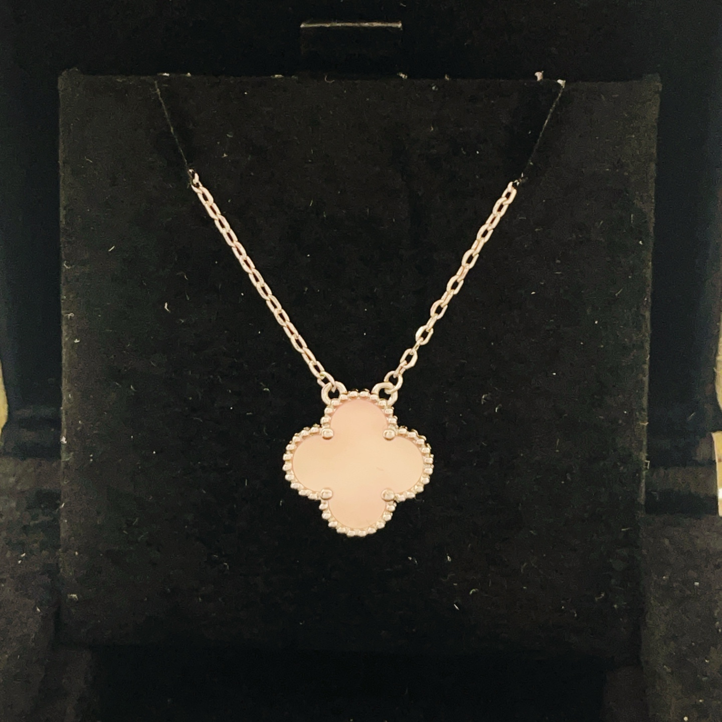 Van Cleef Arpels Collar Sweet Alhambra de metal plateado con nácar rosa 42cm