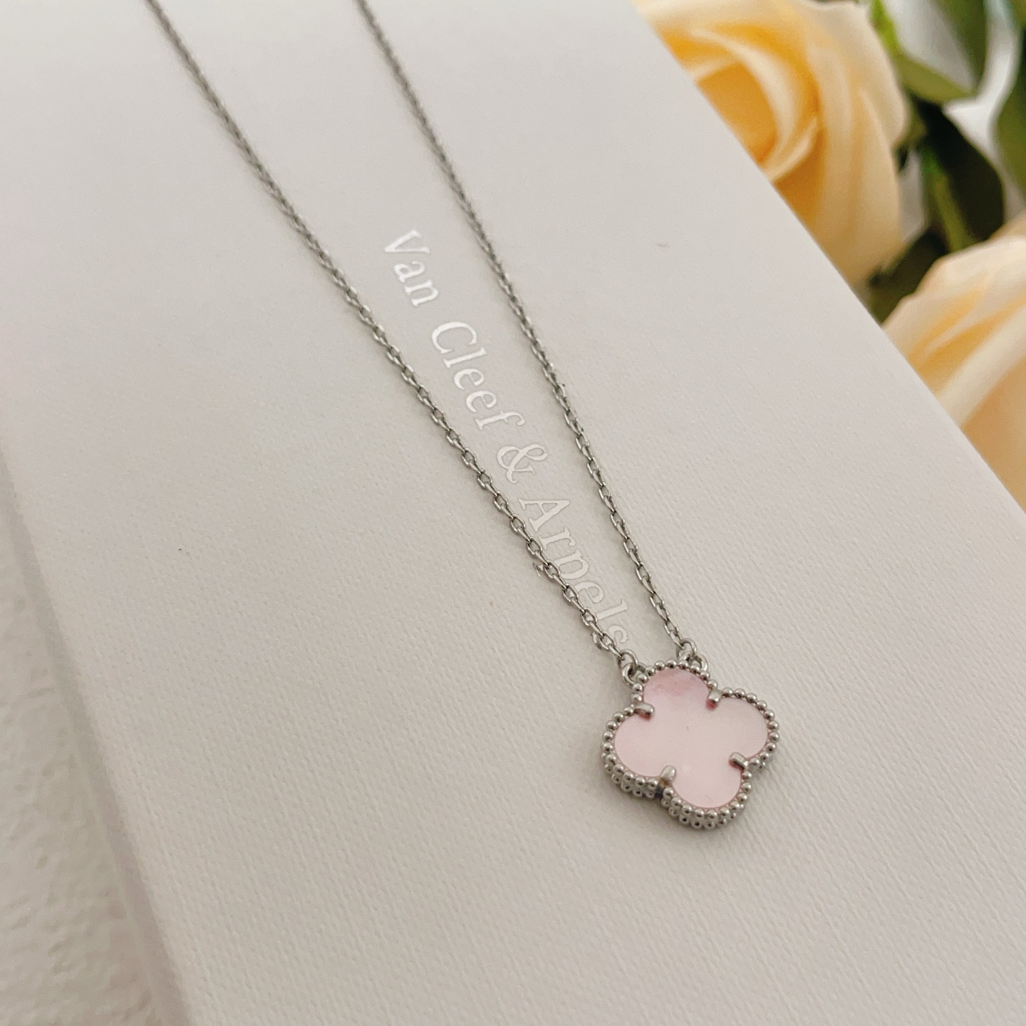 Van Cleef Arpels Collar Sweet Alhambra de metal plateado con nácar rosa 42cm