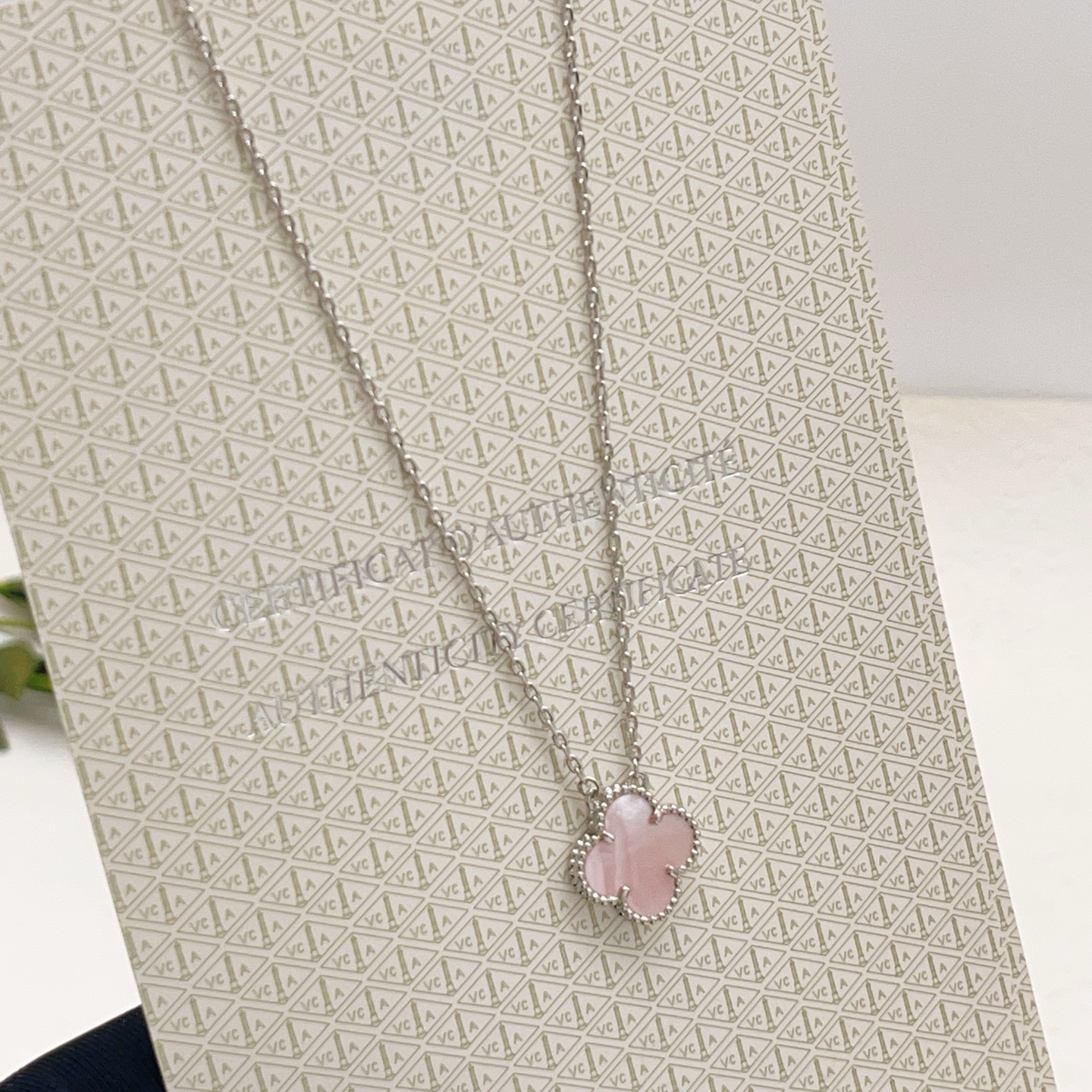 Van Cleef Arpels Collar Sweet Alhambra de metal plateado con nácar rosa 42cm