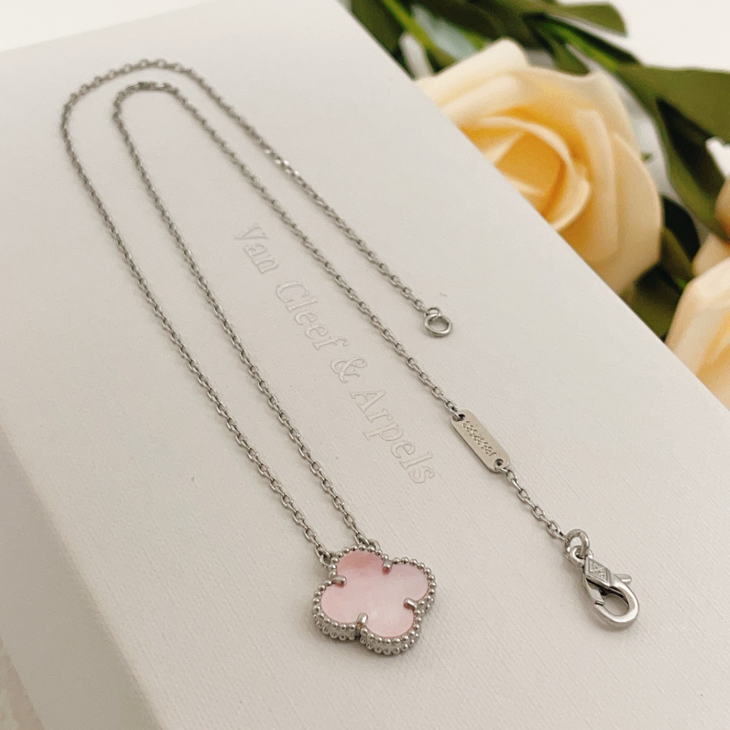 Van Cleef Arpels Collar Sweet Alhambra de metal plateado con nácar rosa 42cm