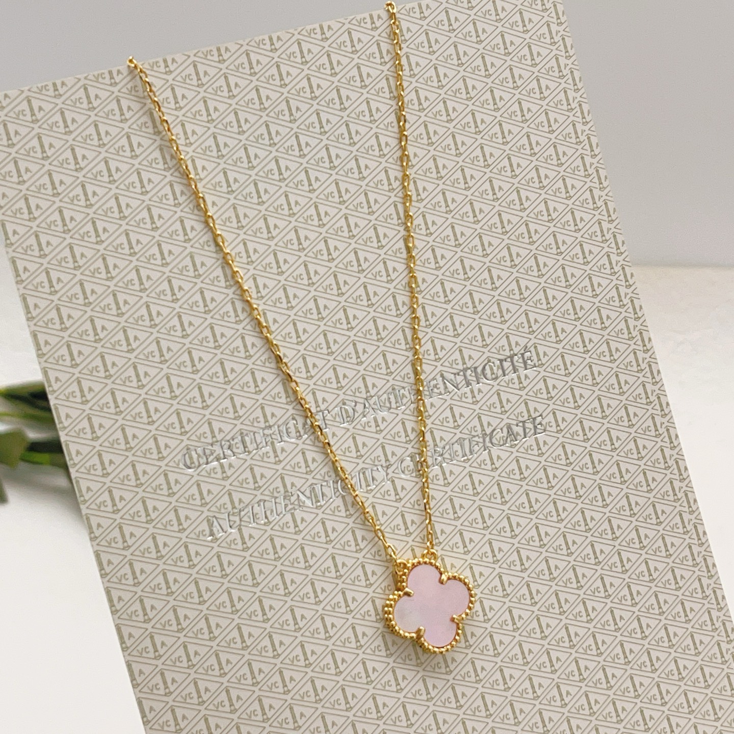 Collar Van Cleef Arpels Vintage Alhambra Oro amarillo con nácar rosa 42cm