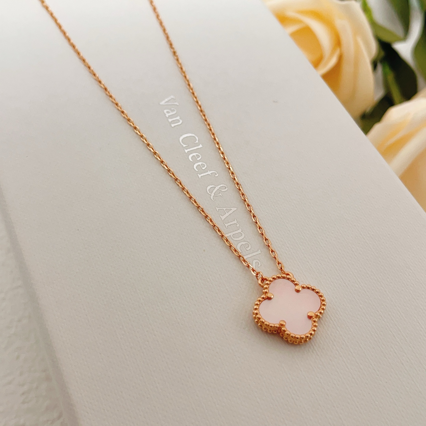 Colar Van Cleef Arpels Sweet Alhambra Metal em ouro rosa com pedra madrepérola rosa 42 cm