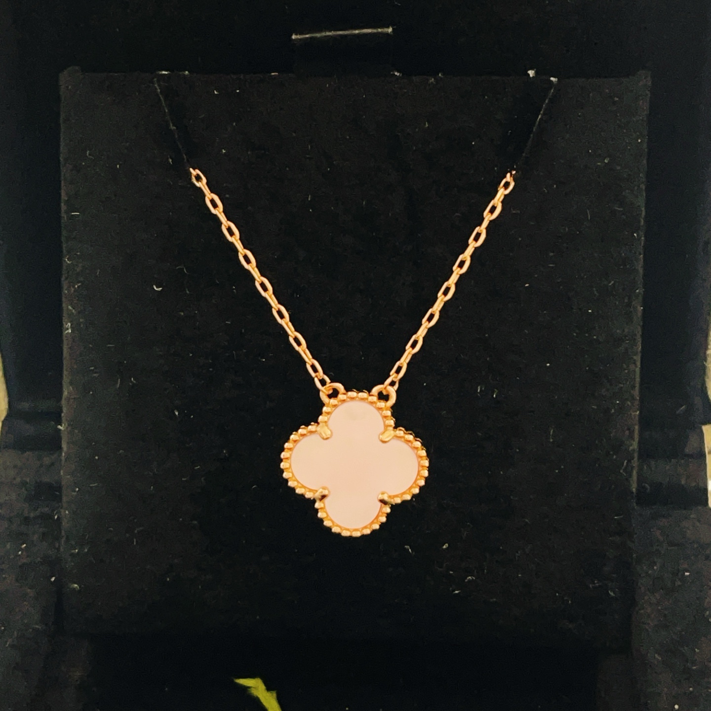 Colar Van Cleef Arpels Sweet Alhambra Metal em ouro rosa com pedra madrepérola rosa 42 cm