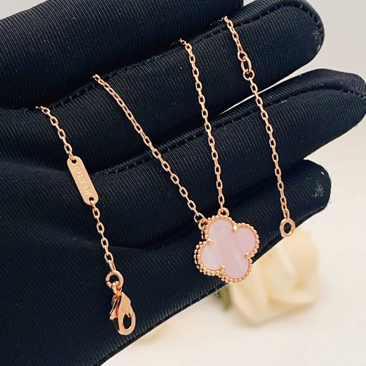 Colar Van Cleef Arpels Sweet Alhambra Metal em ouro rosa com pedra madrepérola rosa 42 cm