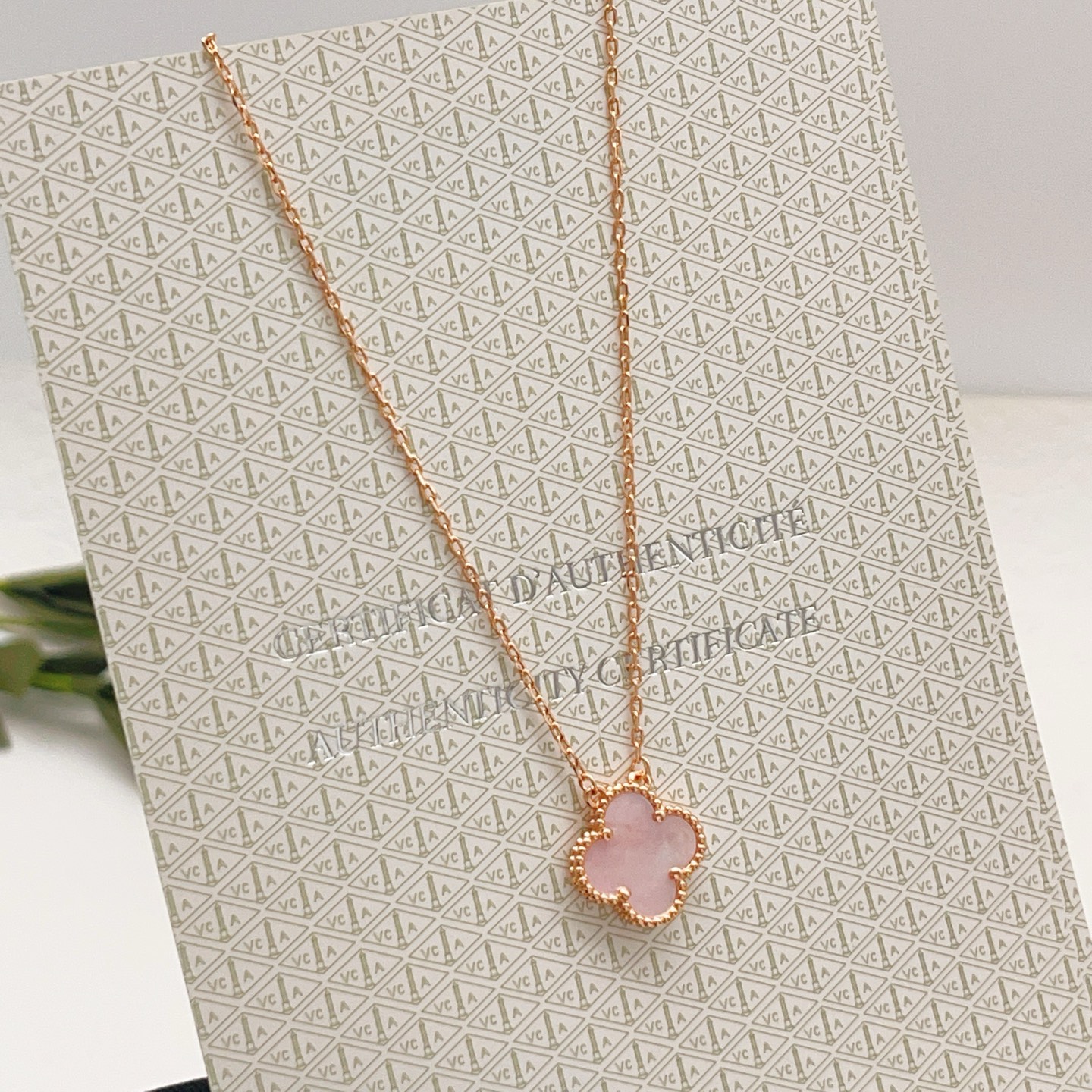 Colar Van Cleef Arpels Sweet Alhambra Metal em ouro rosa com pedra madrepérola rosa 42 cm