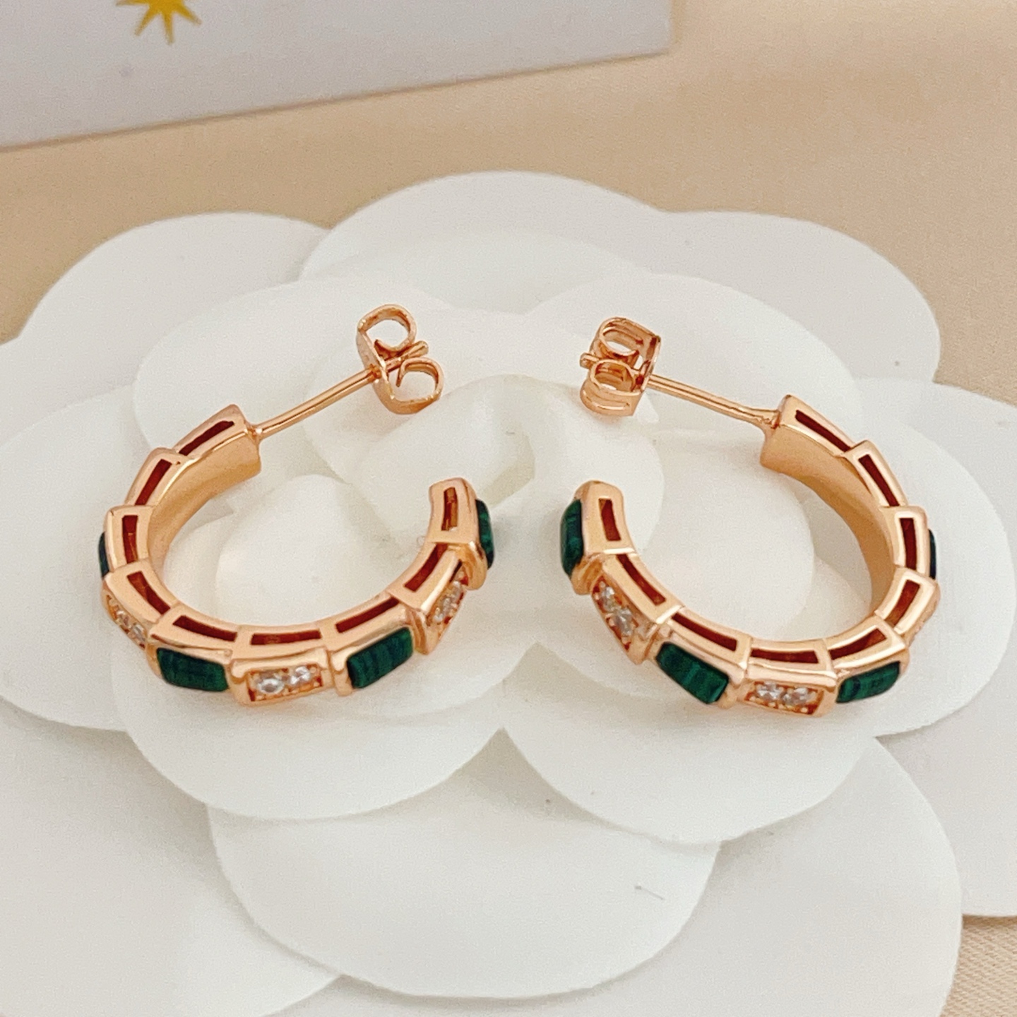 【BVLGARI宝格丽最新款🆕🆕玫瑰金镶钻绿贝蛇骨耳钉】一致官网黄铜材质，非常的上镜‼️设计很特别值得入